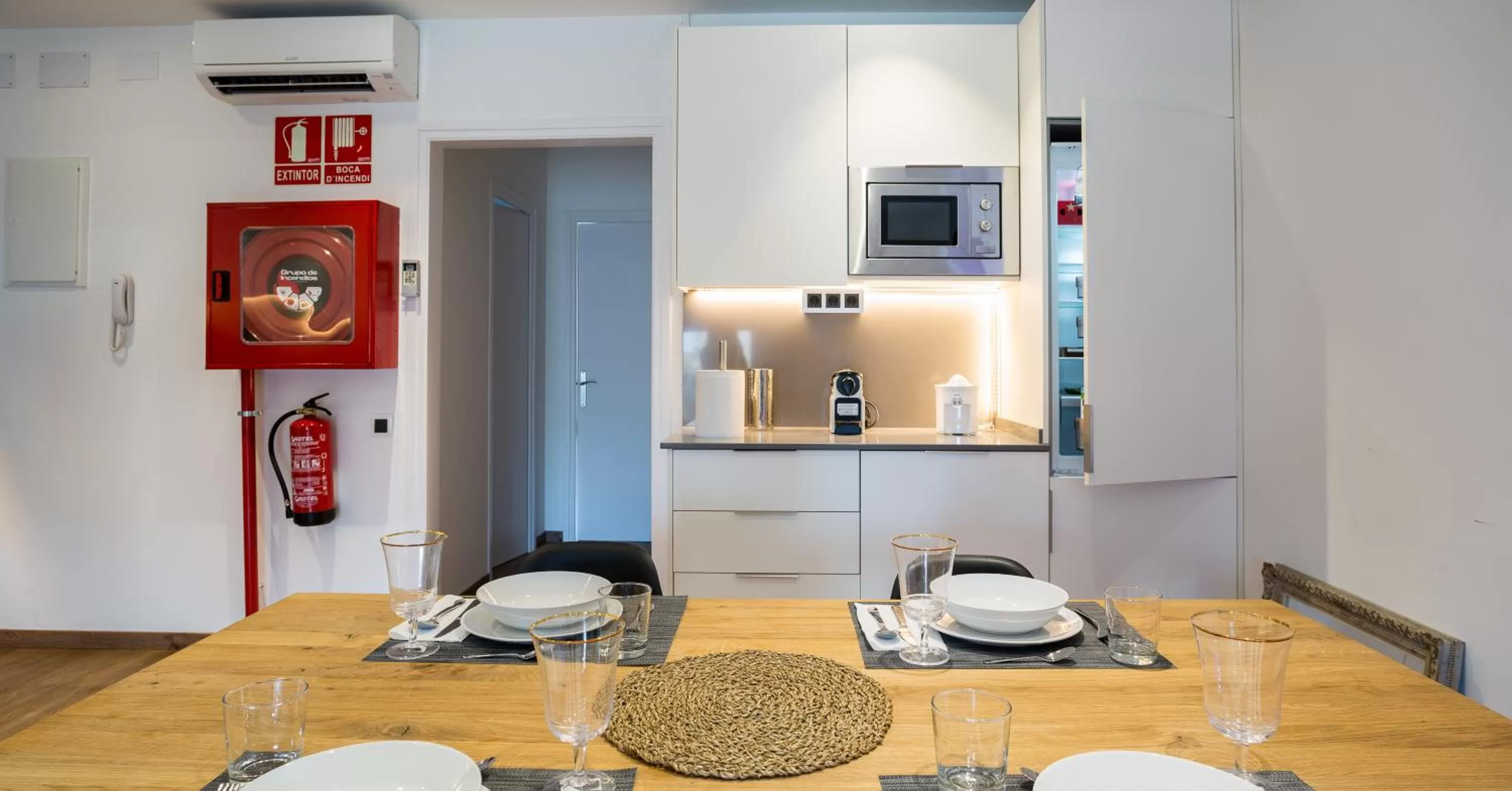 Dining area in Airhostel Barcelona Airport 24h