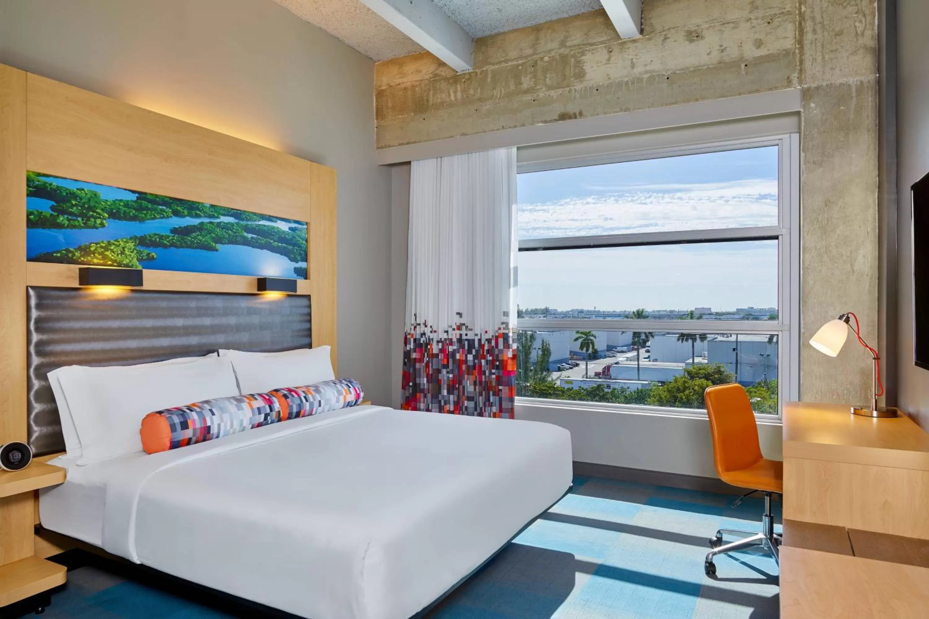 Photo of the whole room, Bed in Aloft Miami Airport