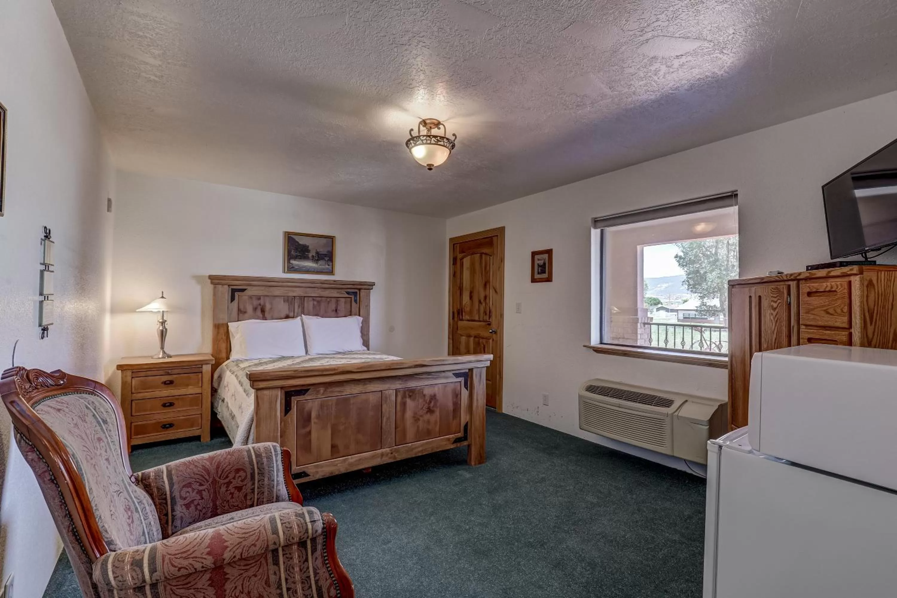 Living room, Bed in THE SNUGGLE INN