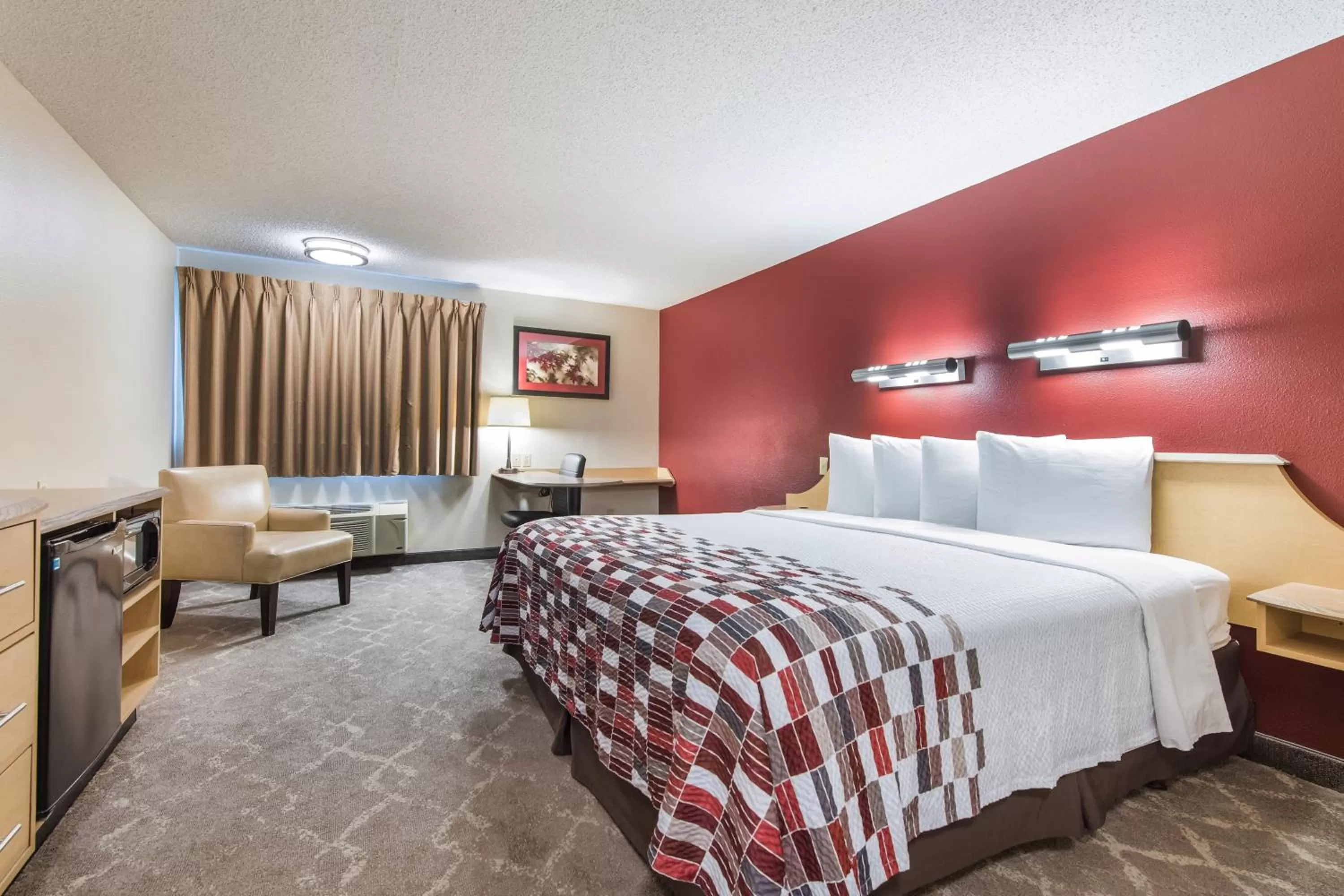 Photo of the whole room, Bed in Red Roof Inn Seattle Airport - SEATAC