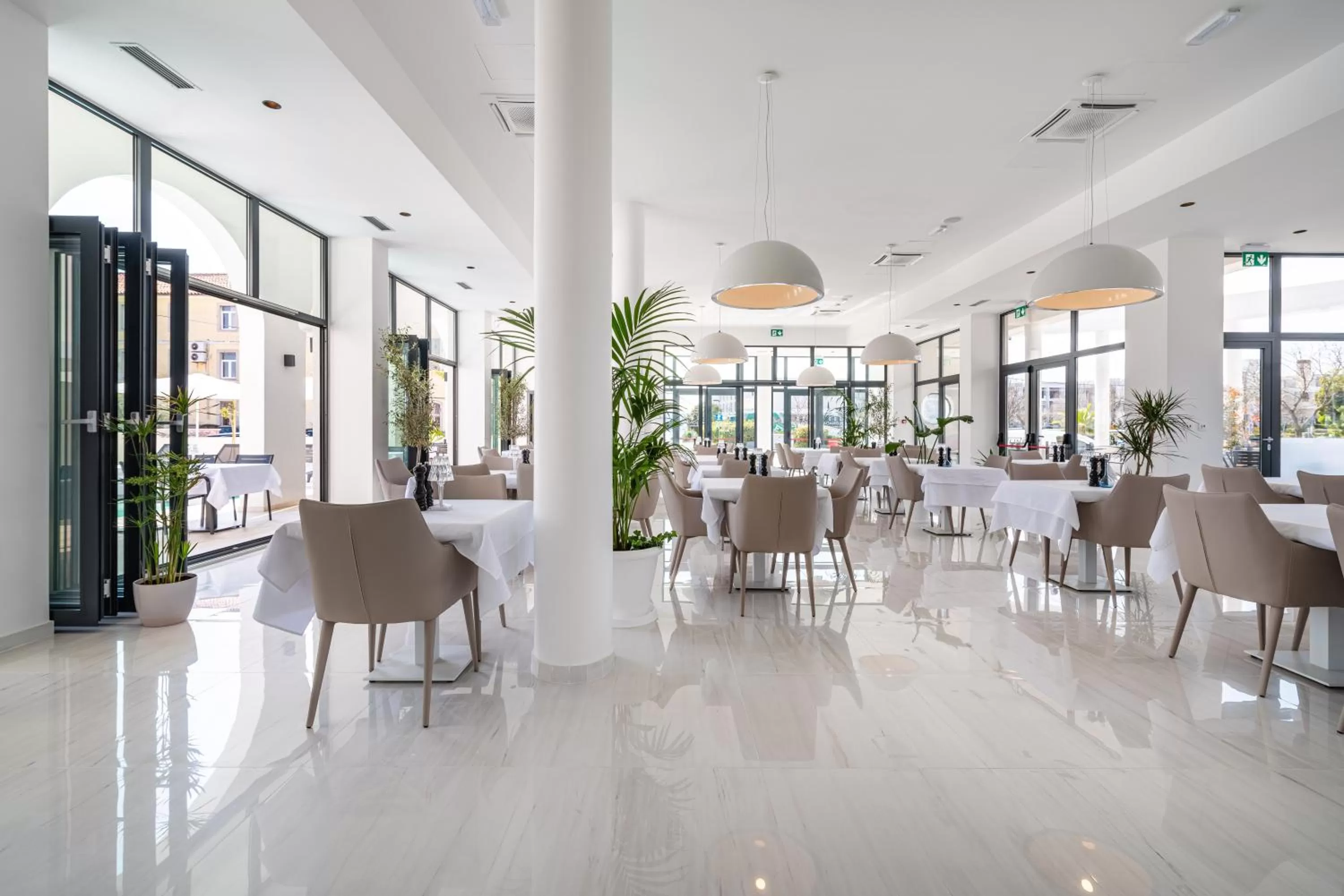 Restaurant/places to eat in Miramare Hotel