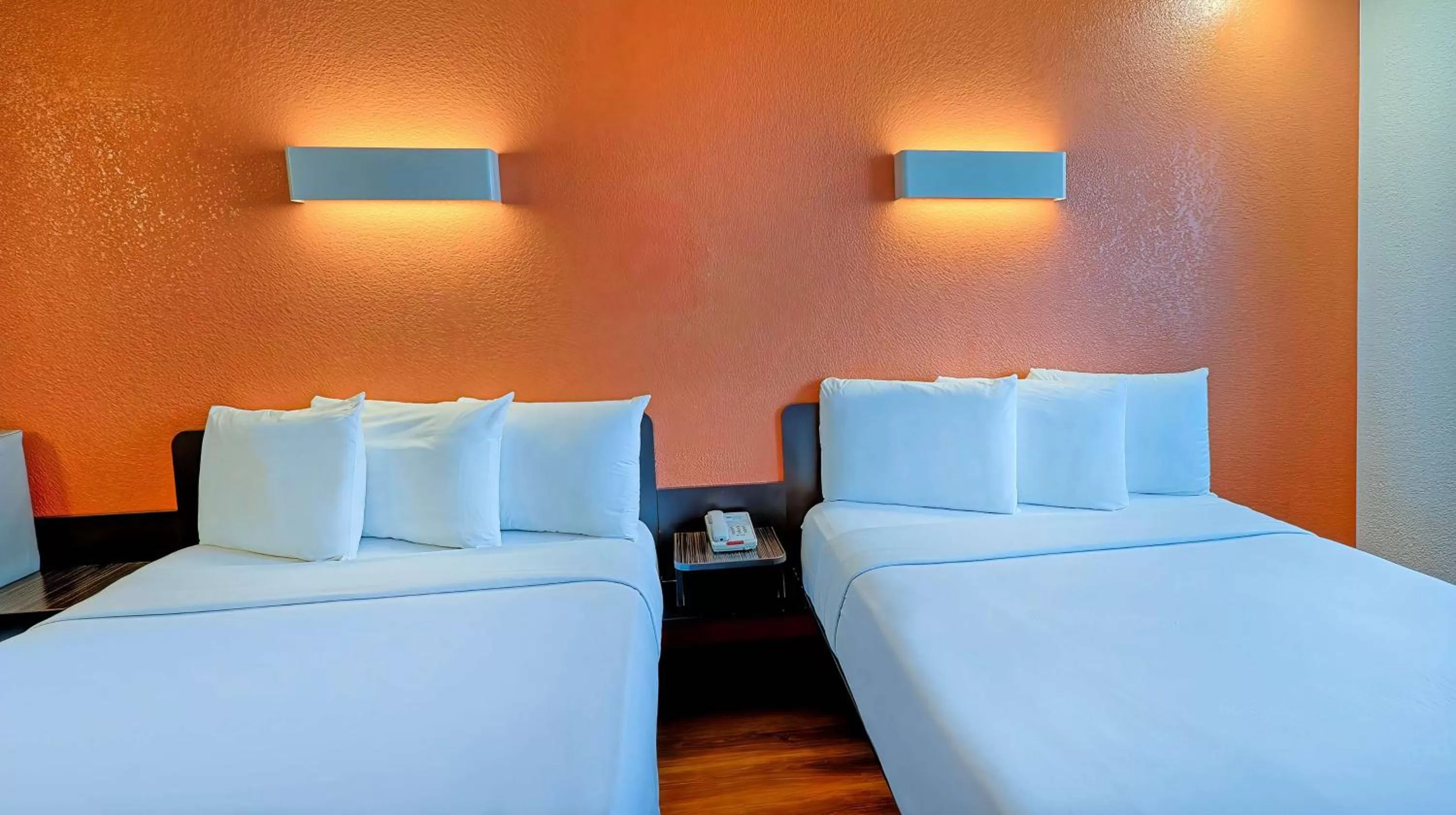 Bedroom, Bed in Motel 6-Los Angeles, CA - Los Angeles - LAX