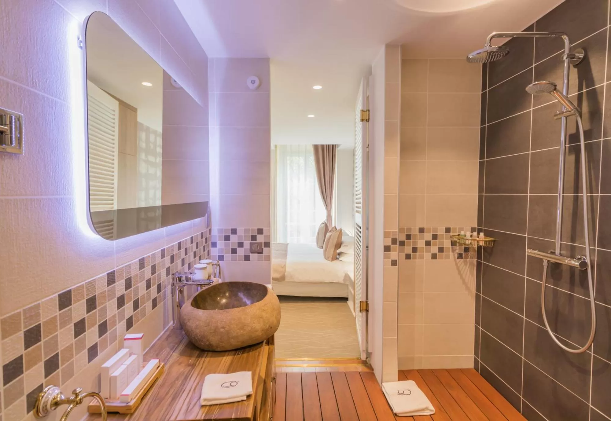 Shower, Bathroom in Hotel des Quinconces Bordeaux Centre