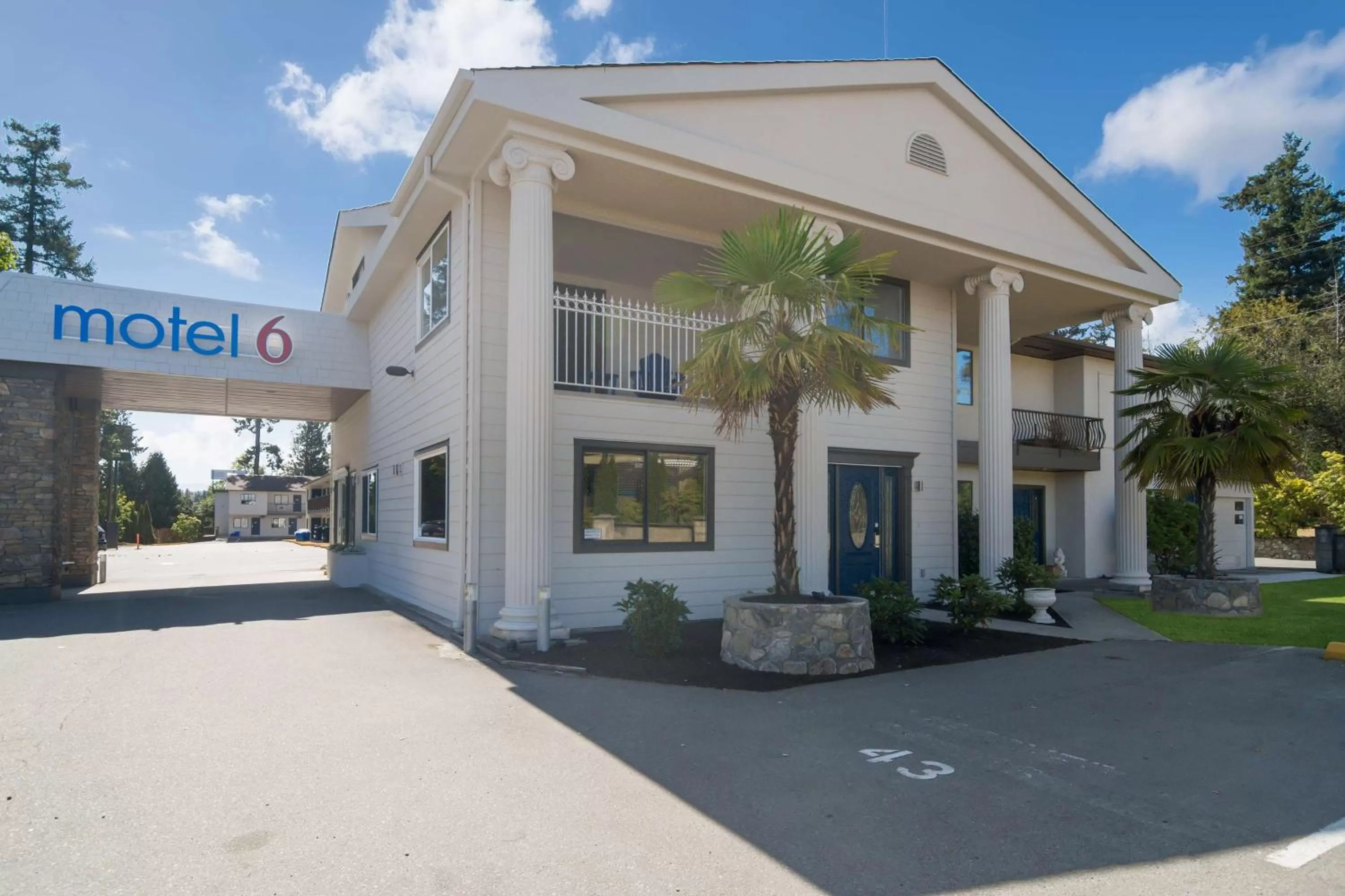 Property building in Motel 6-Saanichton, BC - Victoria Airport