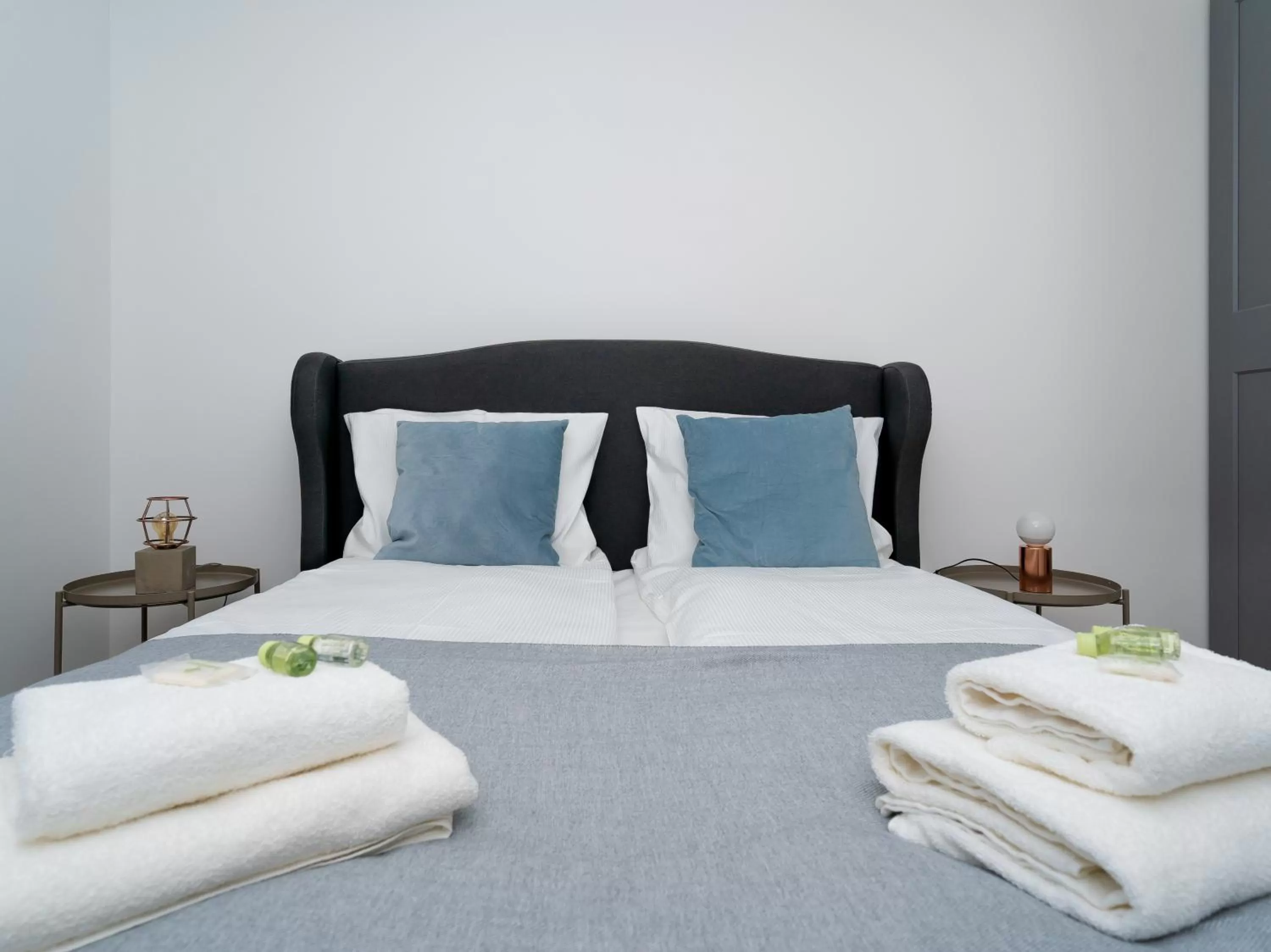 Bed in Symphony Modern Tower Apartamenty