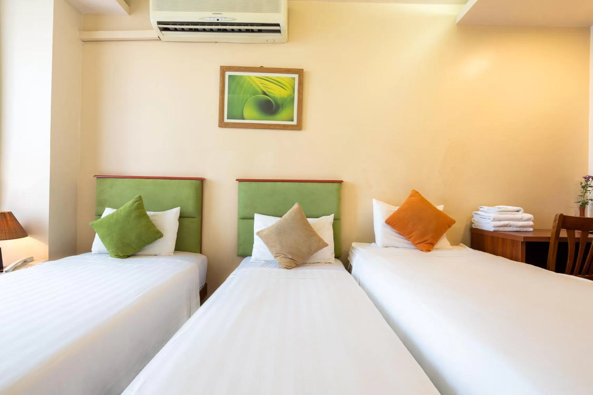 Bed in Artisan Lakeview Hotel