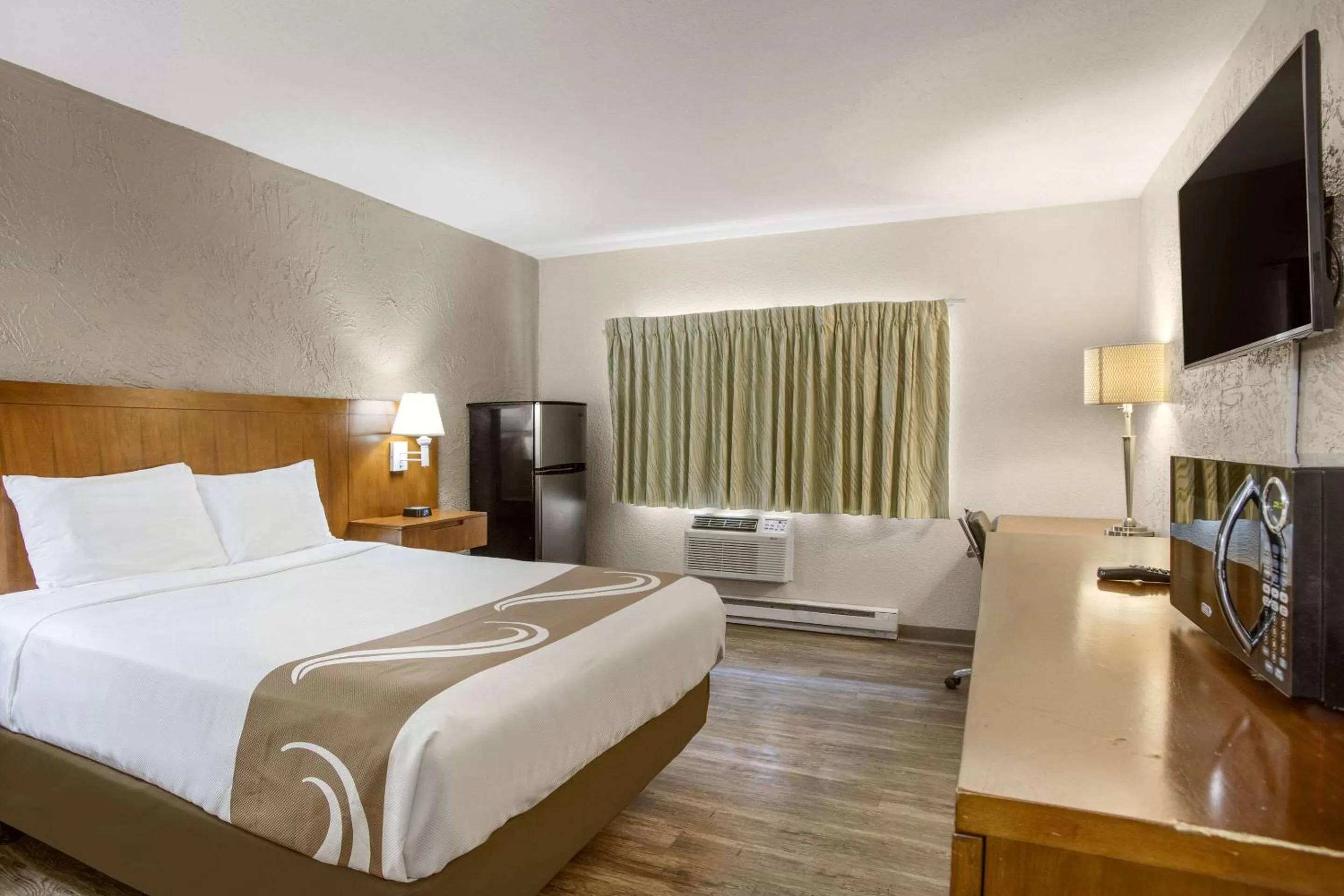 Bedroom, Bed in Rodeway Inn & Suites Grand Rapids Southeast