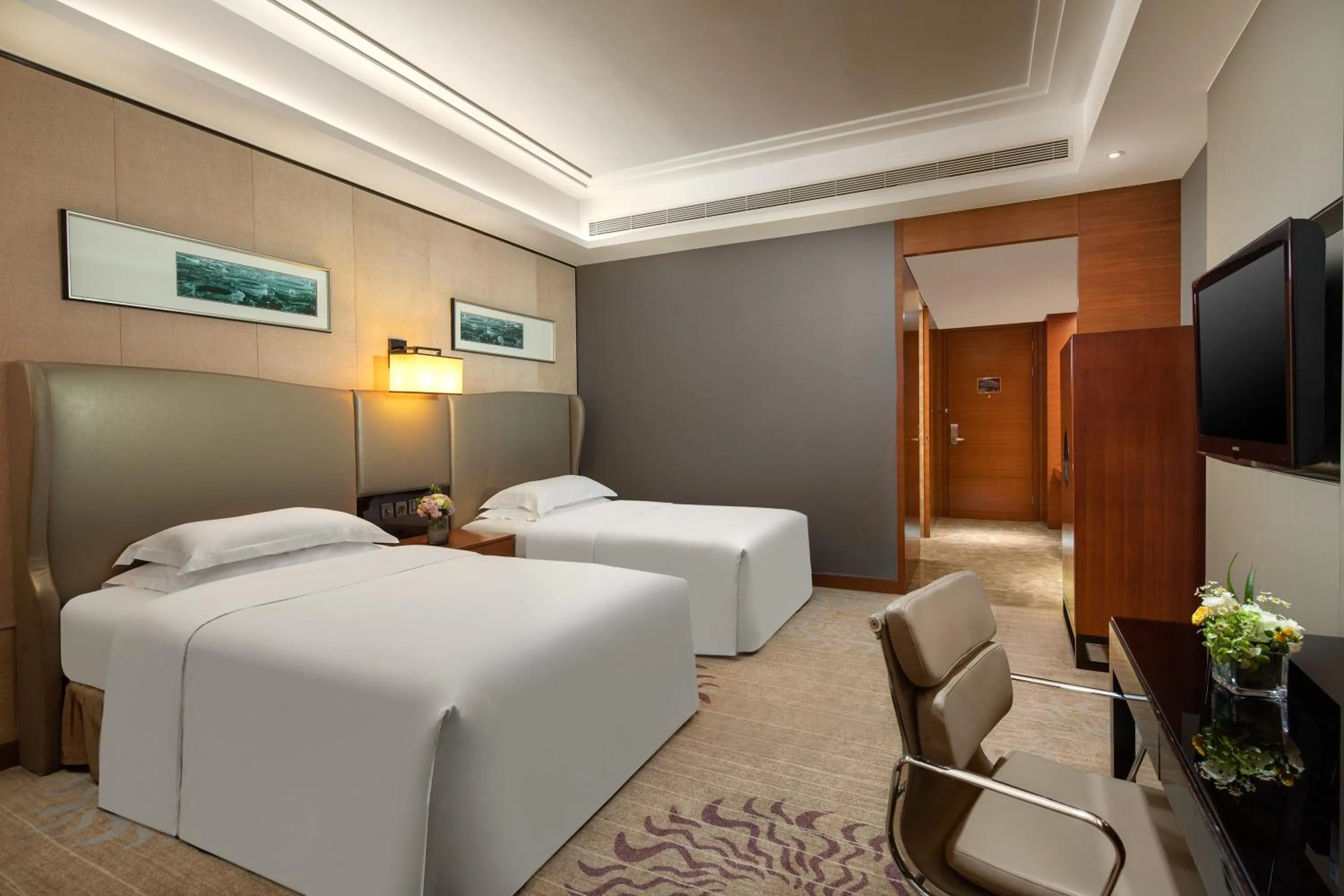 Bed in Crowne Plaza Huizhou by IHG