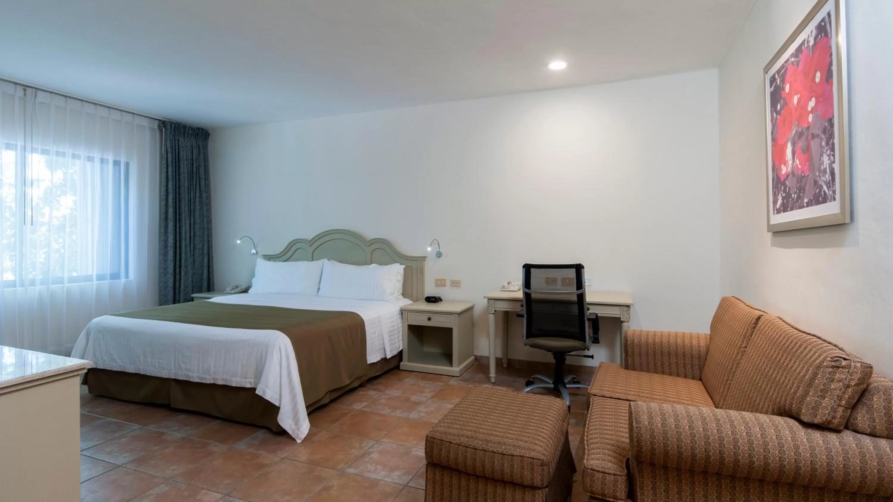 Photo of the whole room, Bed in Holiday Inn Ciudad Del Carmen by IHG