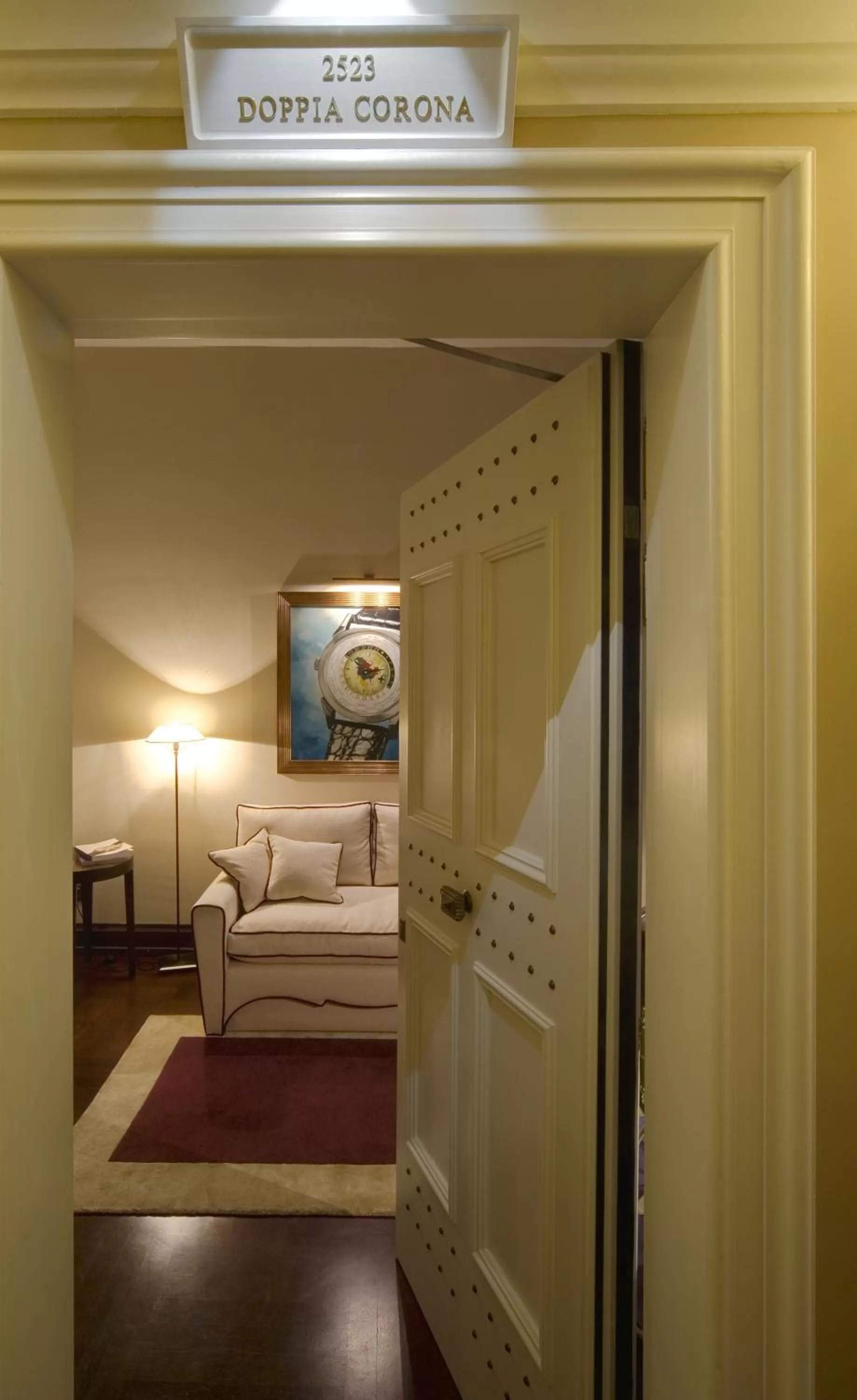 Decorative detail, Bed in Hotel L'Orologio Firenze - WTB Hotels