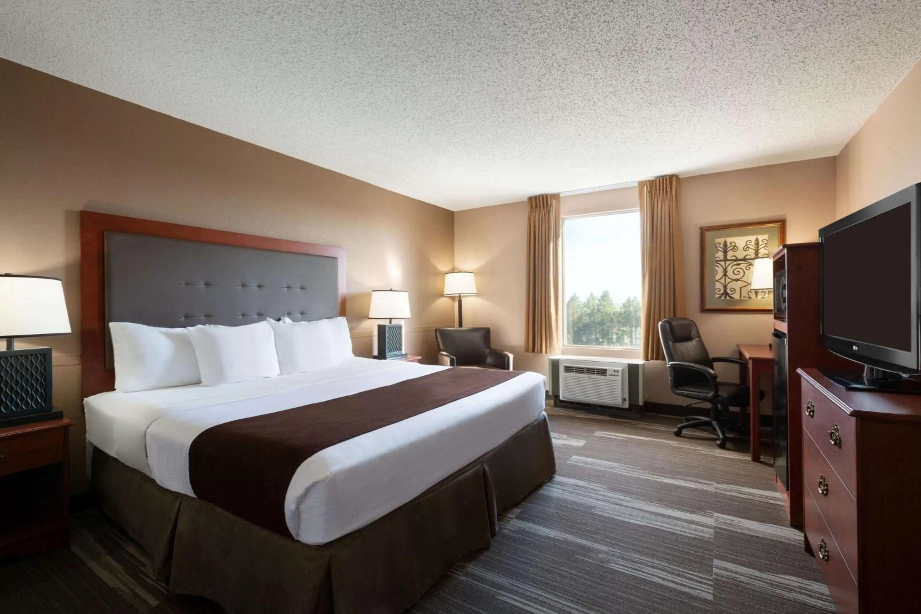 Photo of the whole room, Bed in Baymont by Wyndham Mandan Bismarck Area