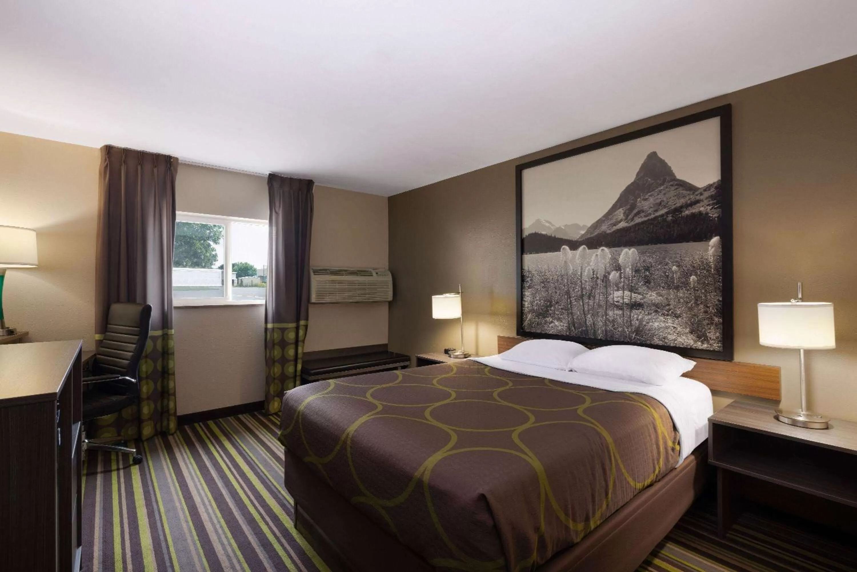 Photo of the whole room, Bed in Super 8 by Wyndham Belgrade/Bozeman Airport