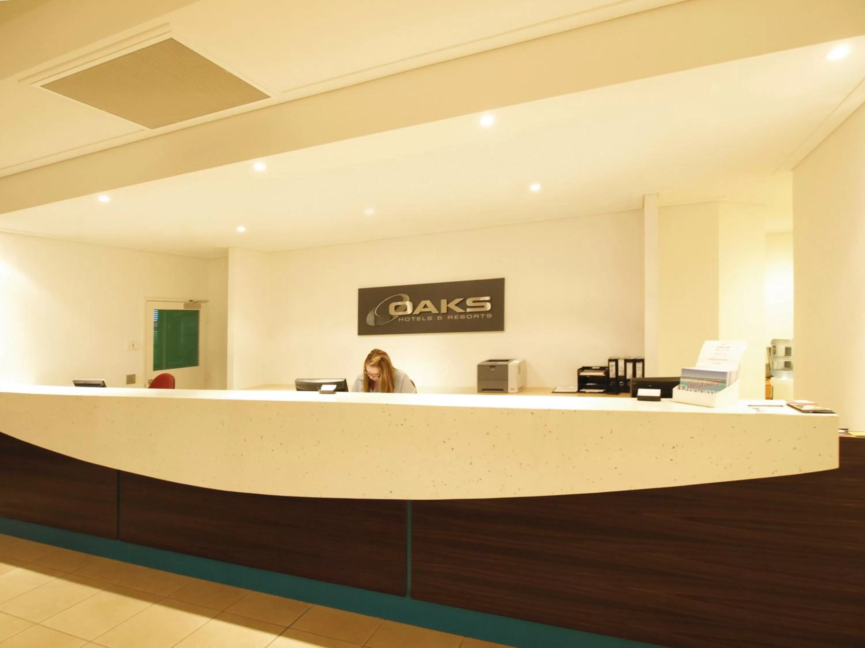 Lobby or reception in Oaks Broome Hotel