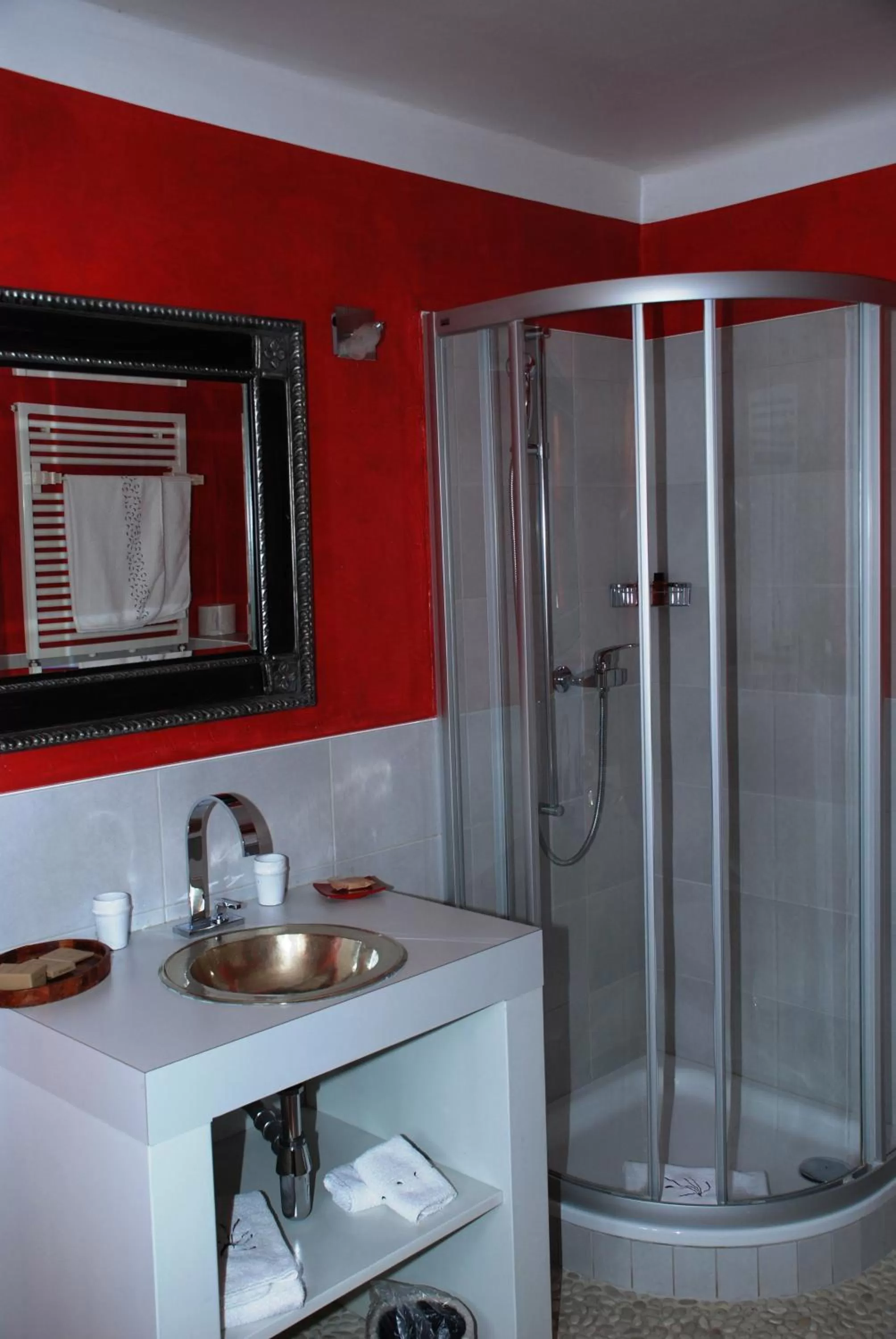 Bathroom in Hostellerie de Genève