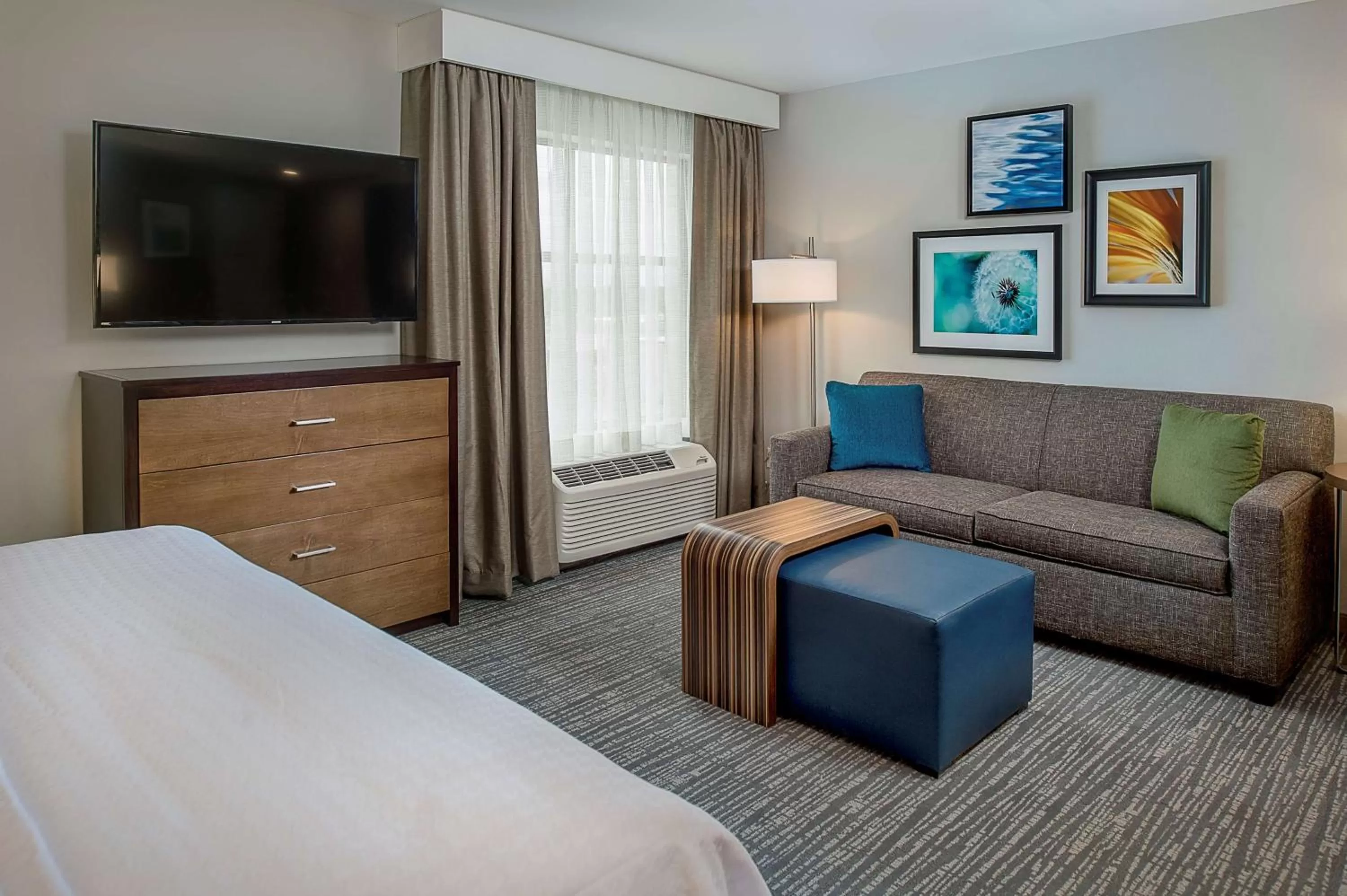 Living room, Bed in Homewood Suites by Hilton St. Louis Westport