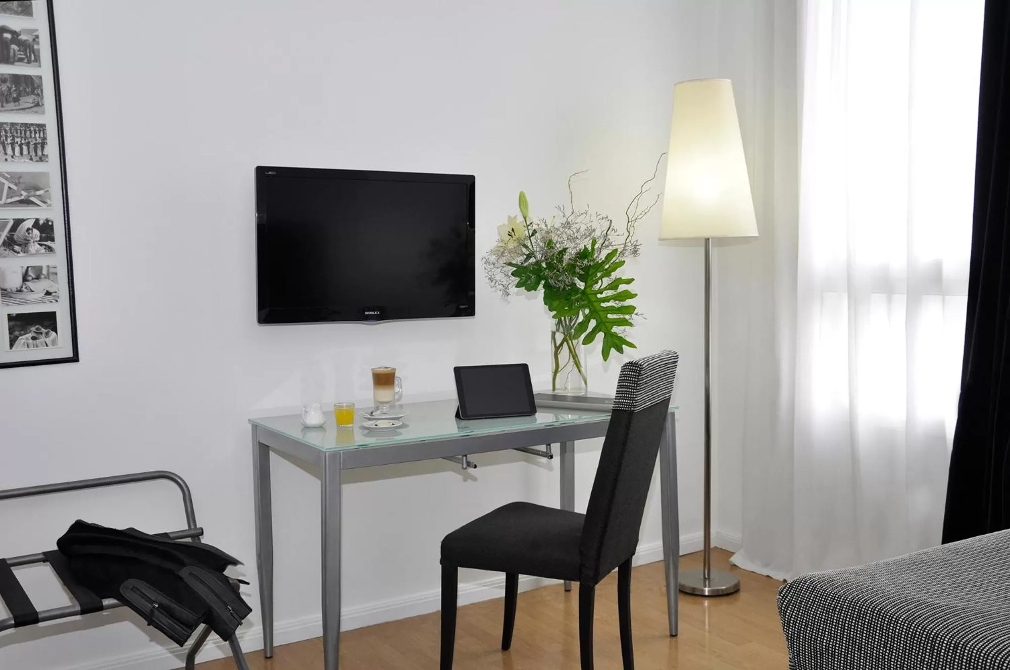 TV and multimedia in Broadway Hotel & Suites