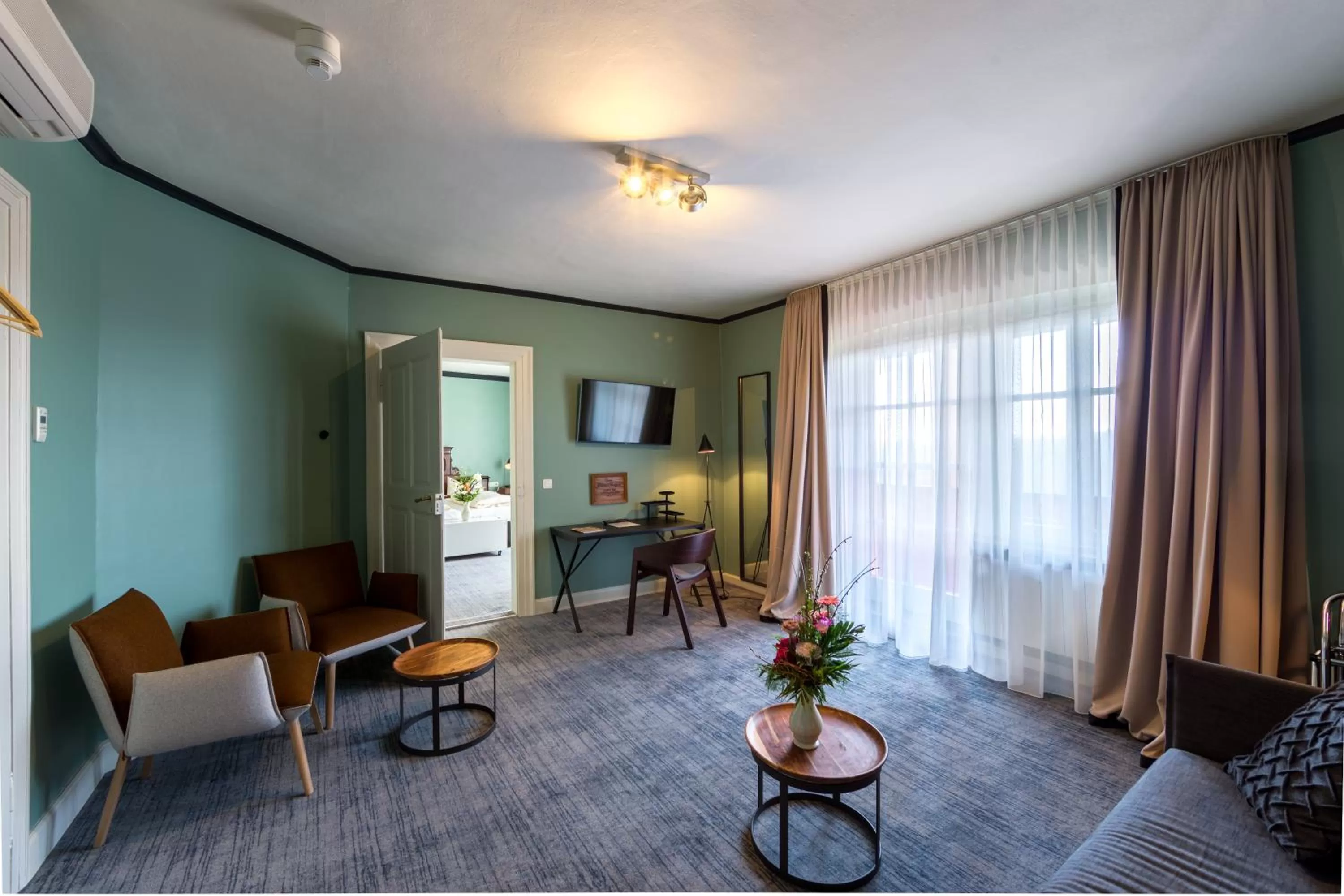 TV and multimedia in Historik Hotel Goldener Hirsch Rothenburg