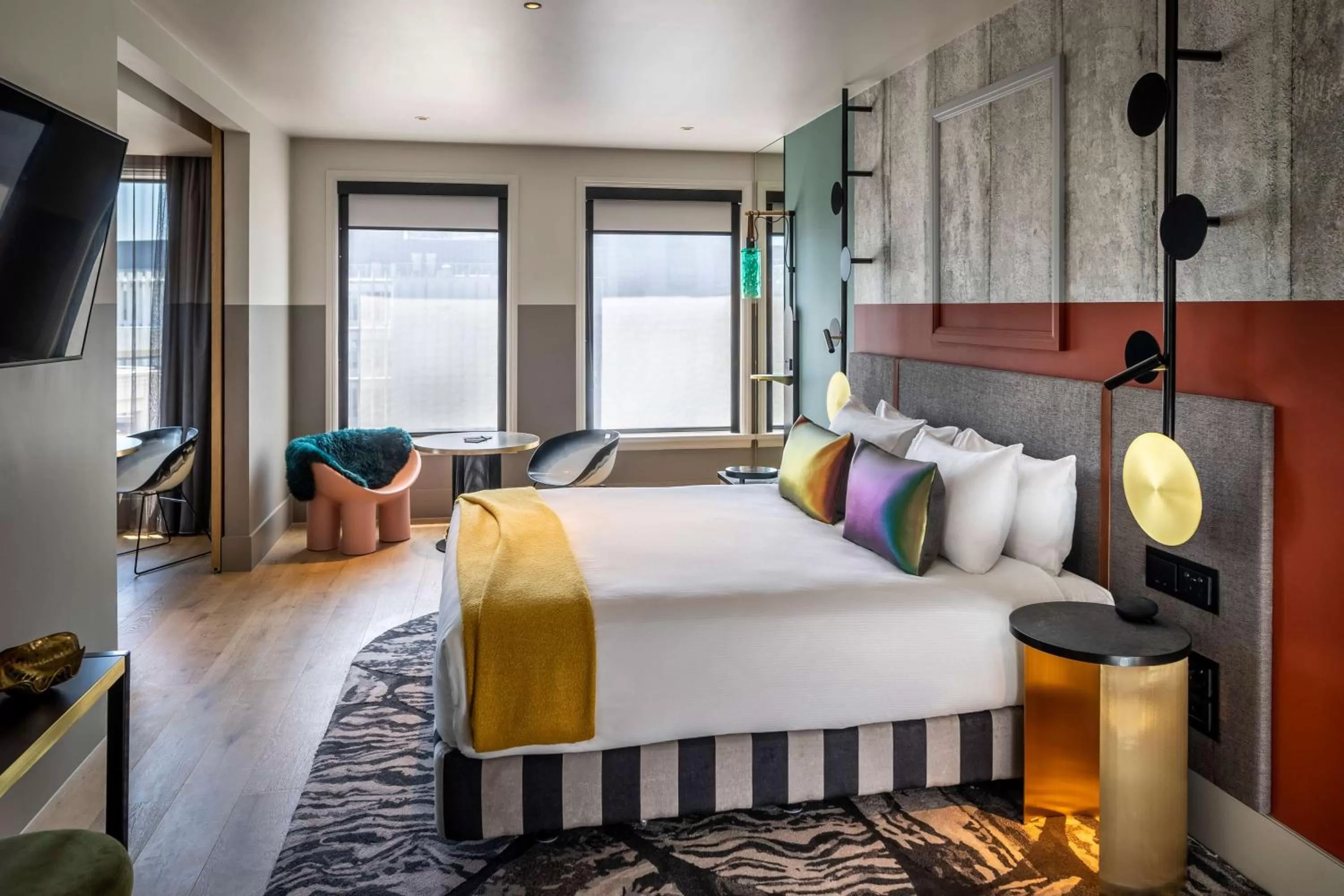 Photo of the whole room, Bed in QT Auckland