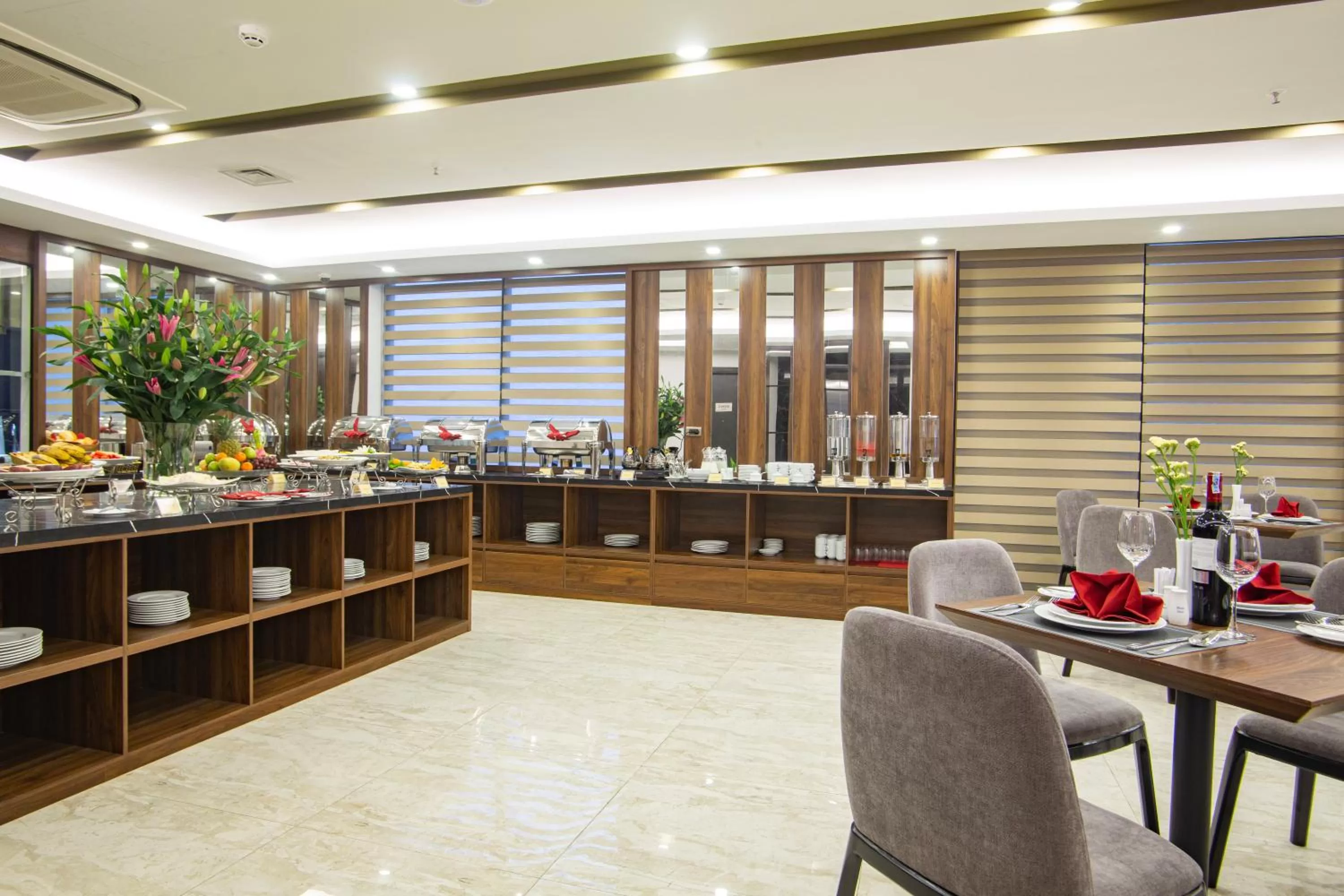 Restaurant/places to eat in Western Skyline Hotel