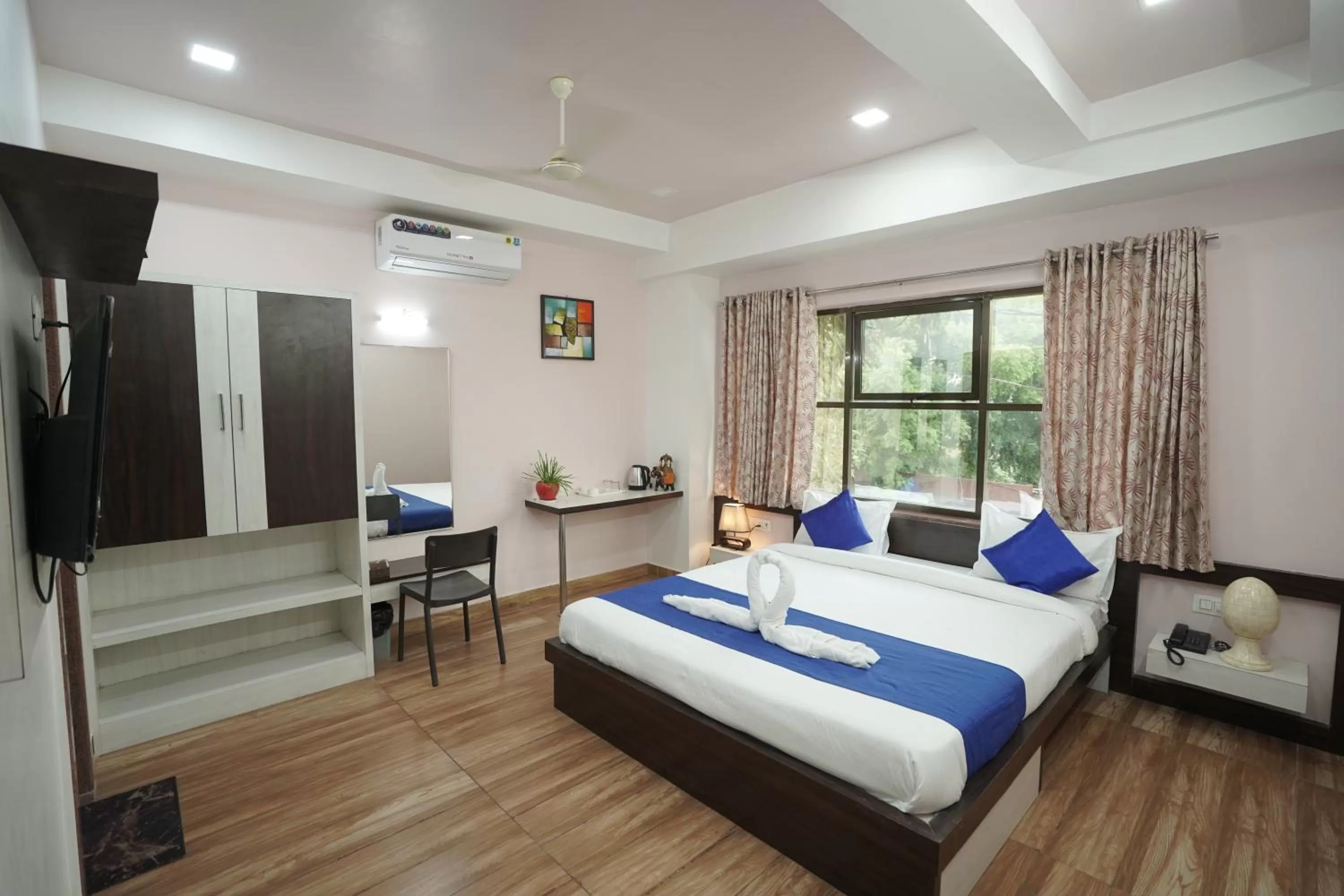 TV and multimedia, Bed in Hotel Silver Cloud