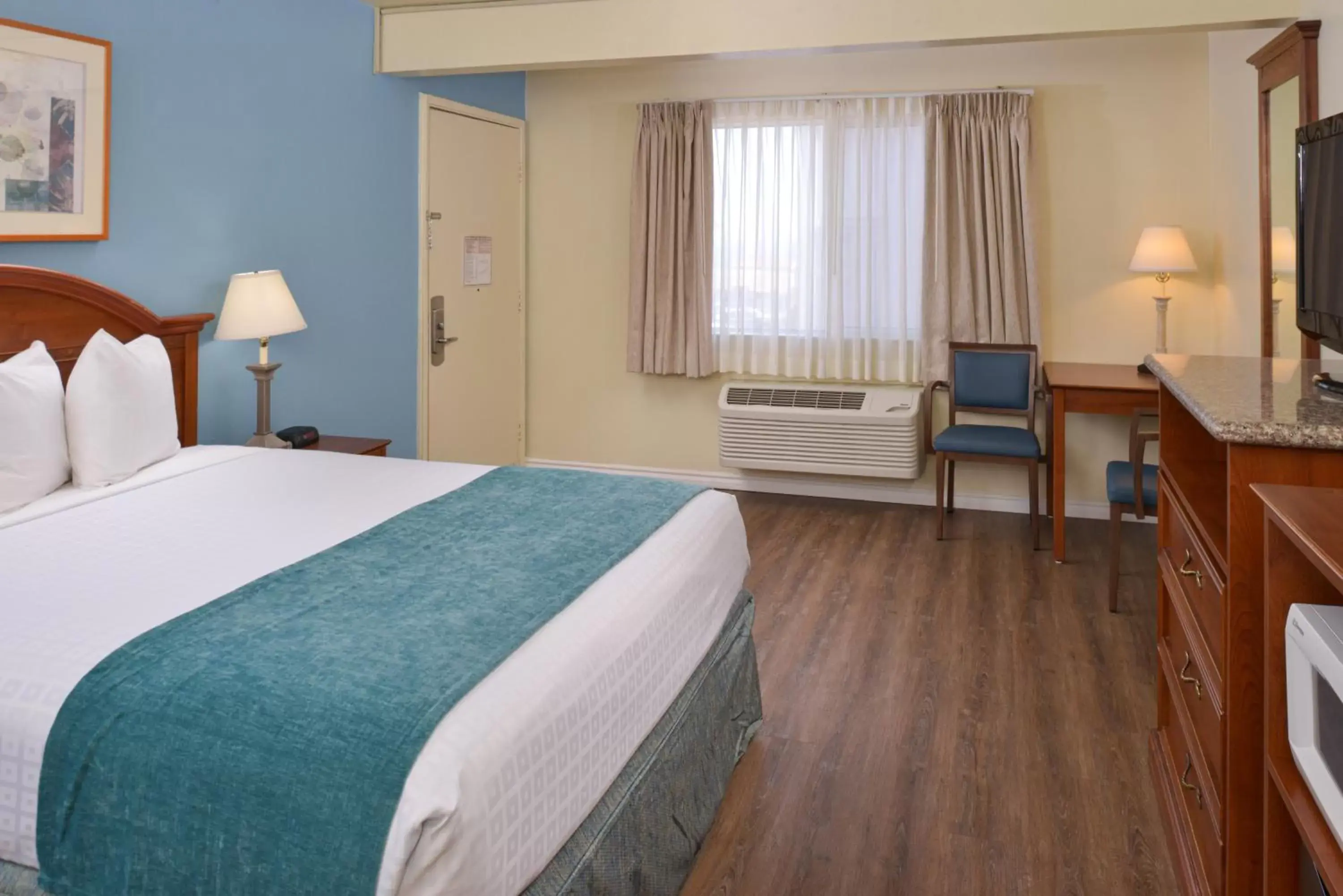 Queen Room - single occupancy - Disability Access in Edgewater Inn and Suites Queen Room - single occupancy - Disability Access in Edgewater Inn and Suites