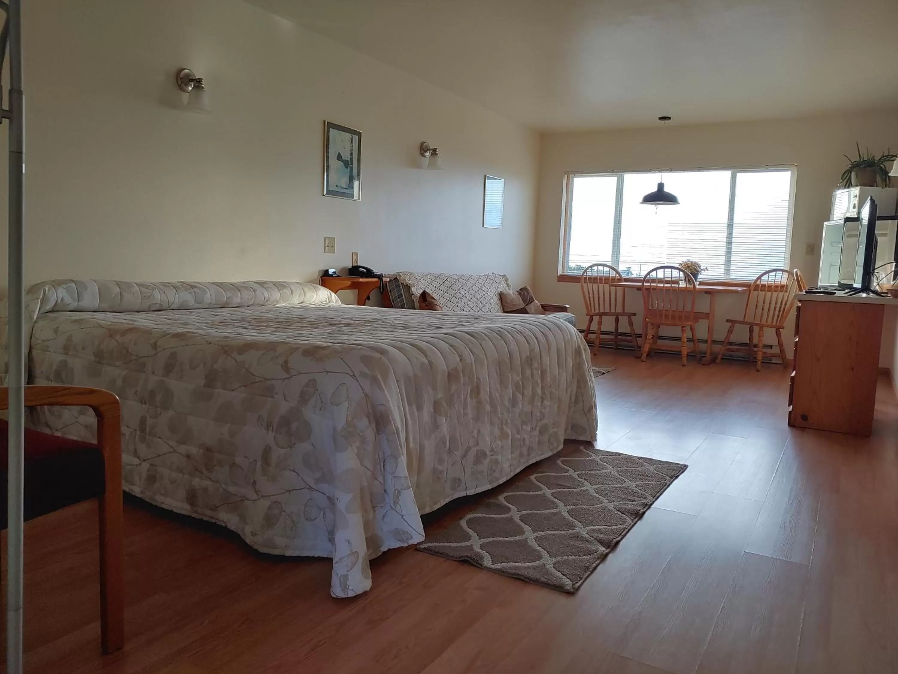 Bed in The Dublin House Motel