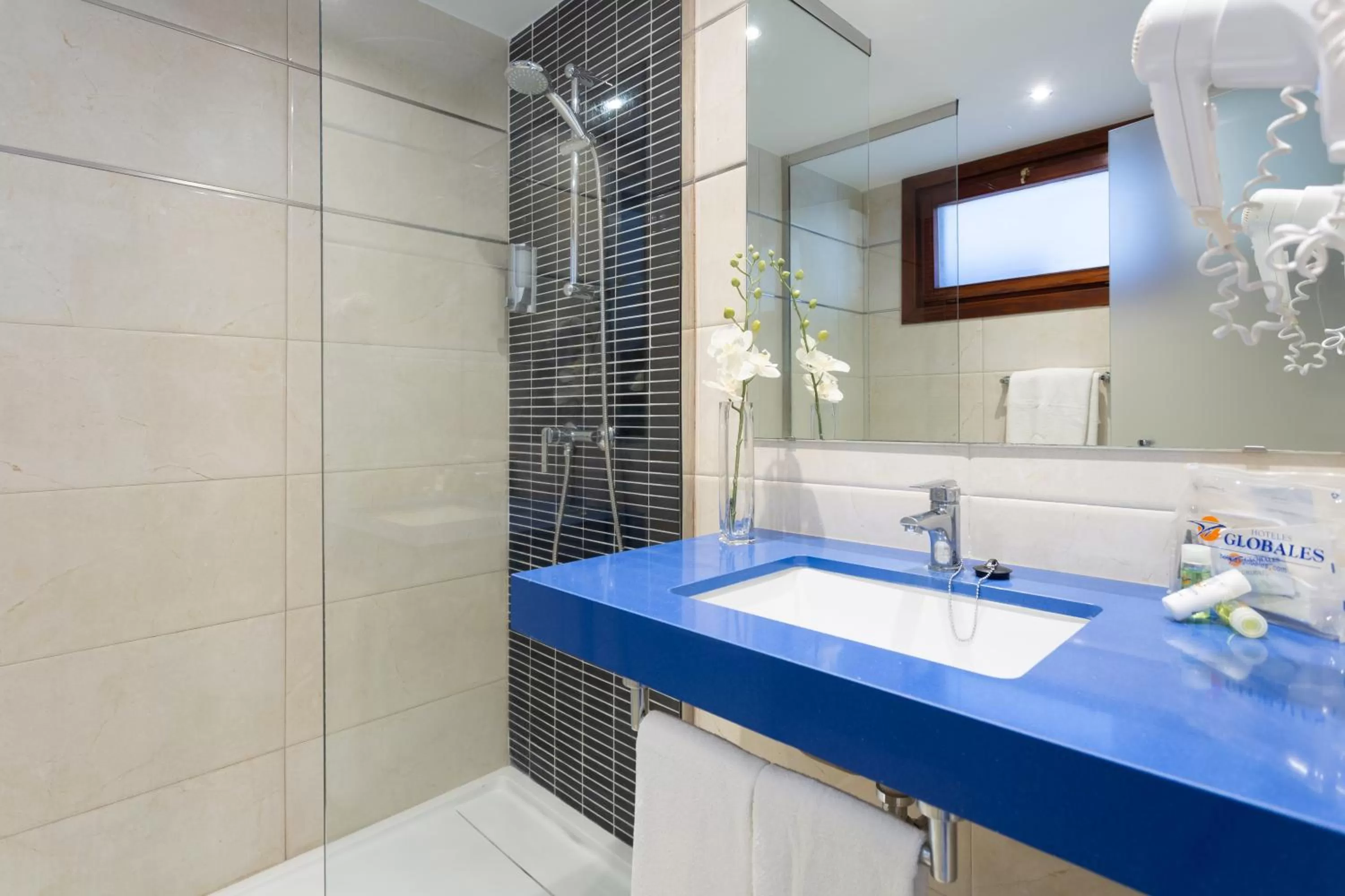 Bathroom in Globales Tamaimo Tropical