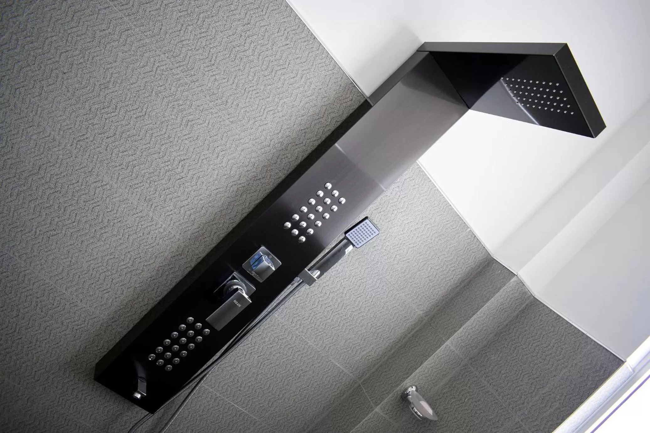 Shower in Raveena Guest House