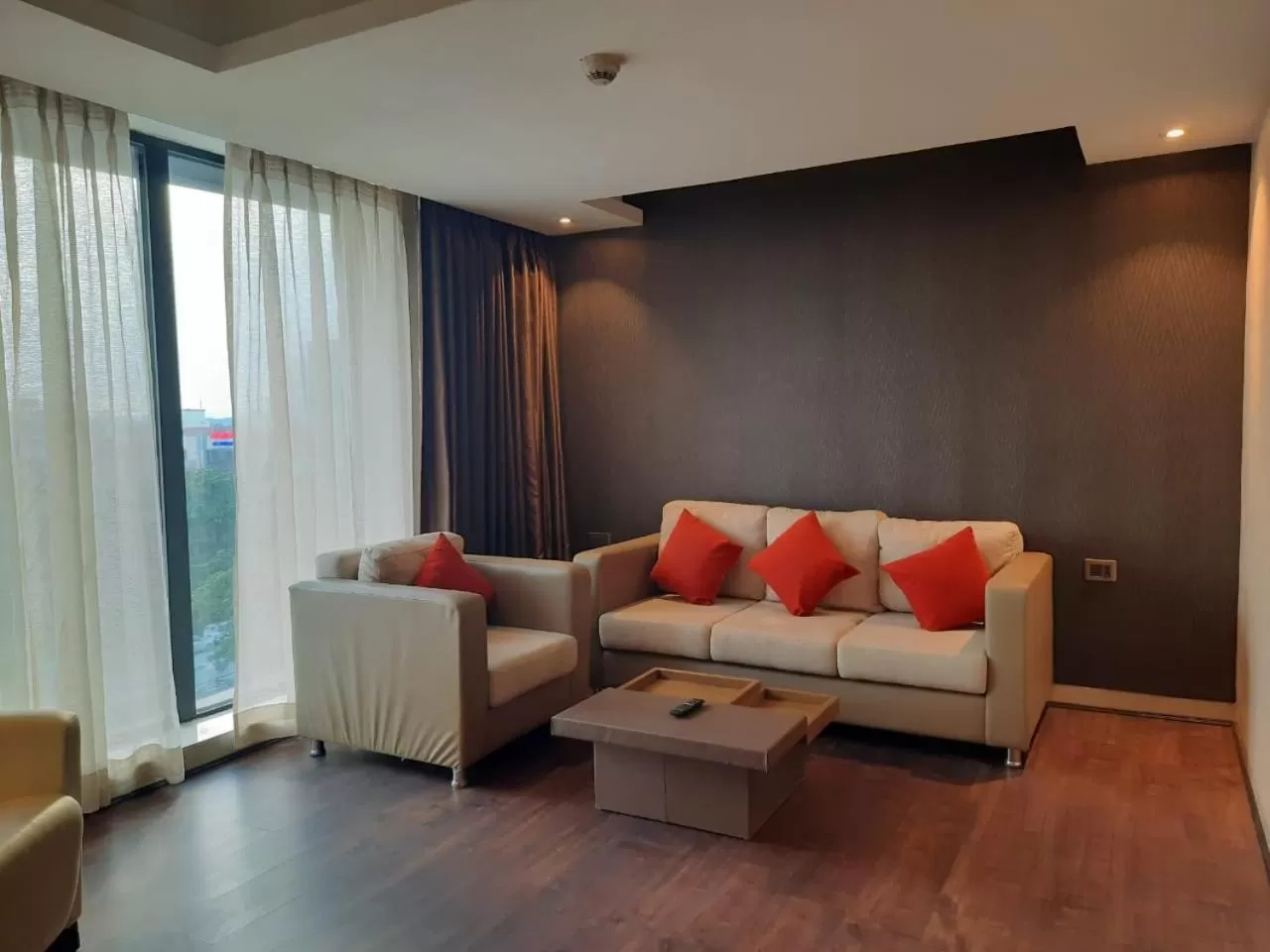 Living room in Holiday Inn Kolkata Airport by IHG