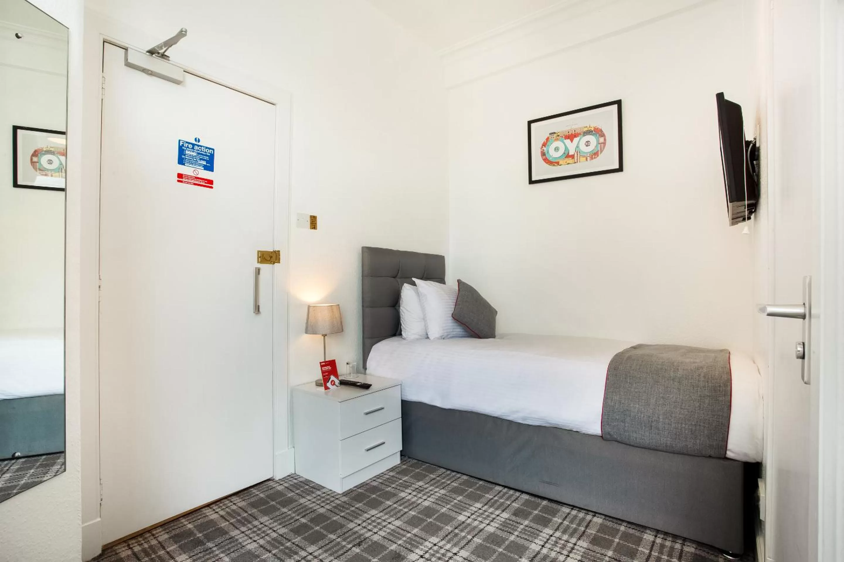 Bedroom, Bed in Corner Hotel