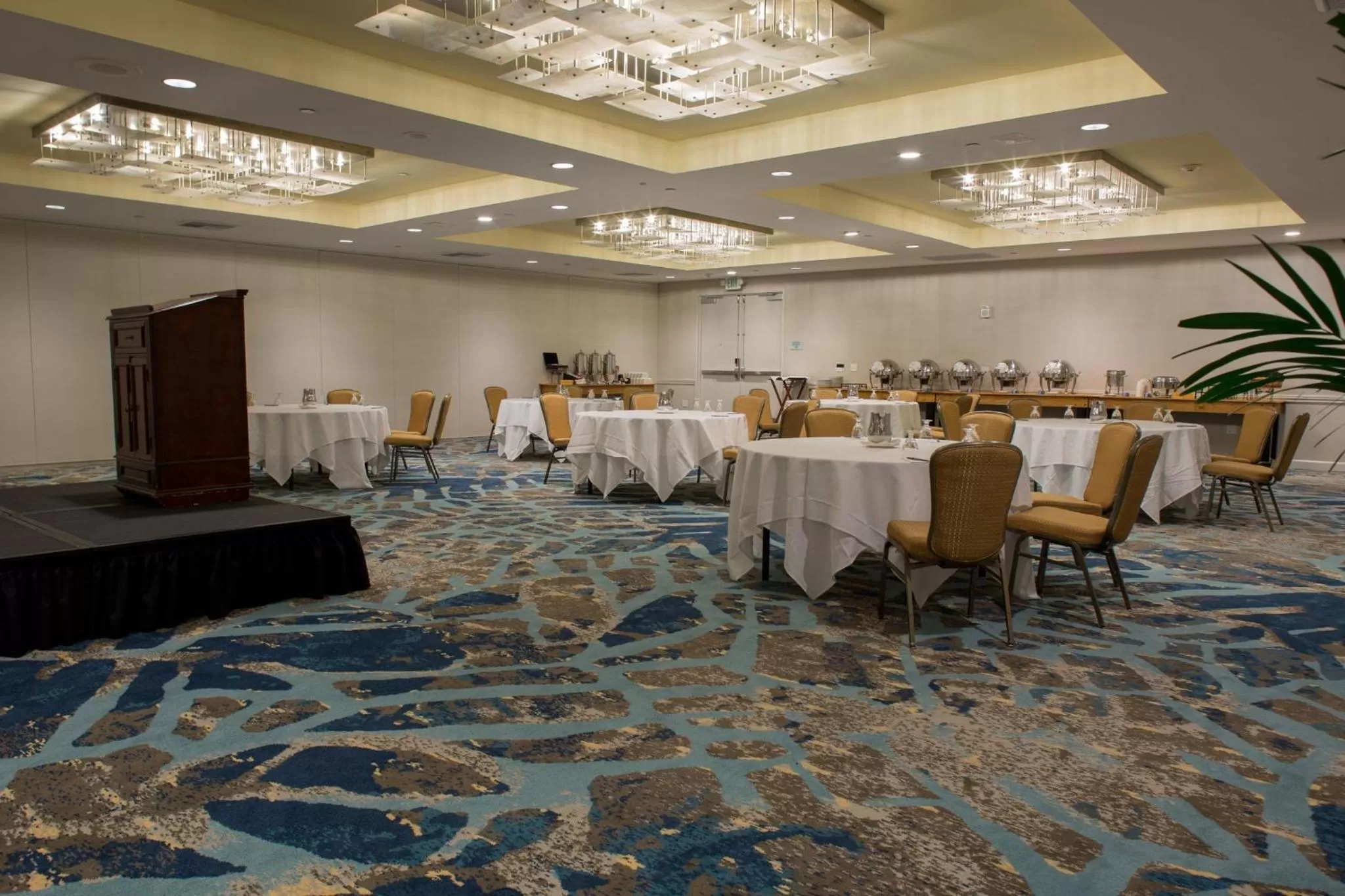 Meeting/conference room in Crowne Plaza Ventura Beach by IHG