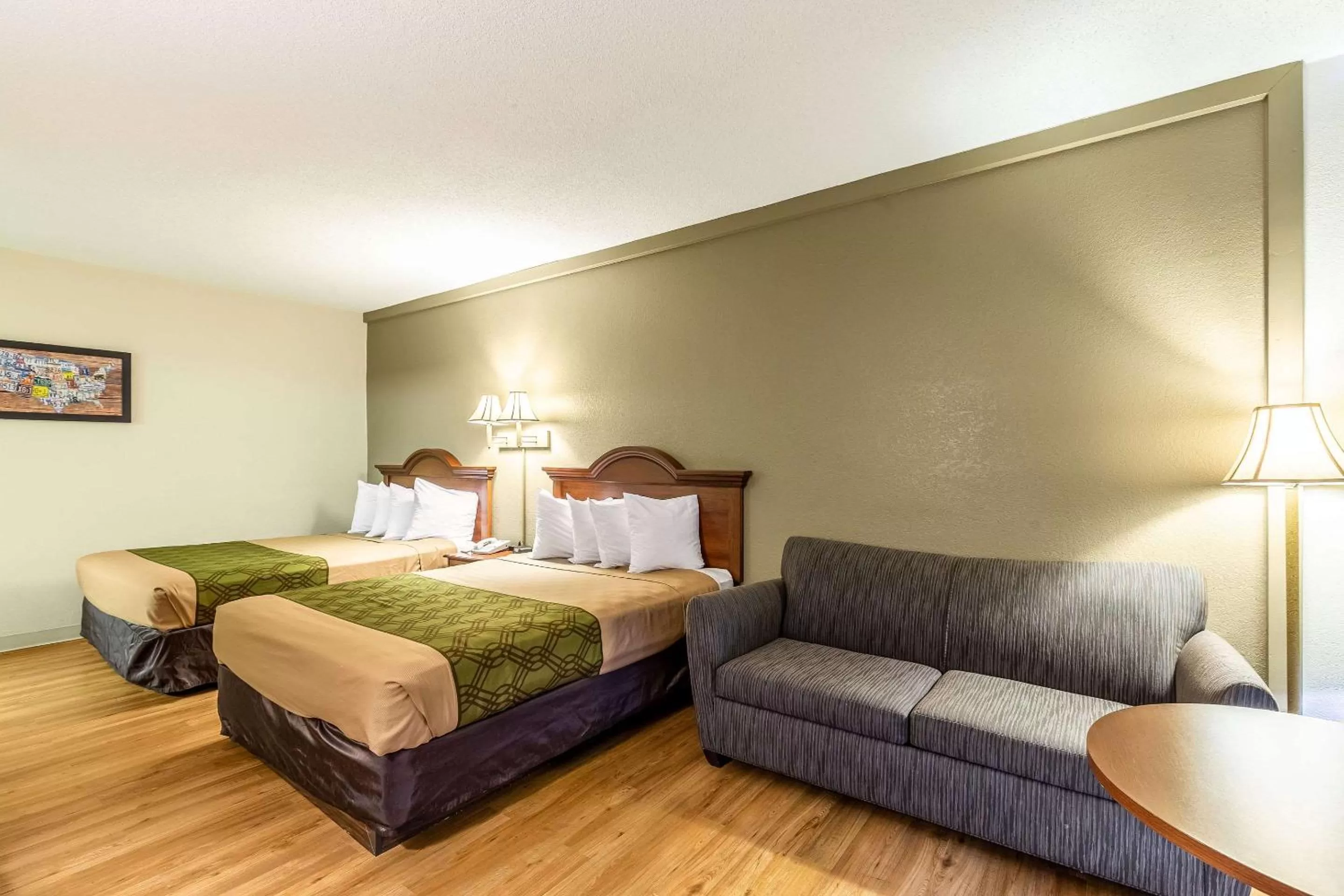 Photo of the whole room, Bed in Econo Lodge Lake City-North