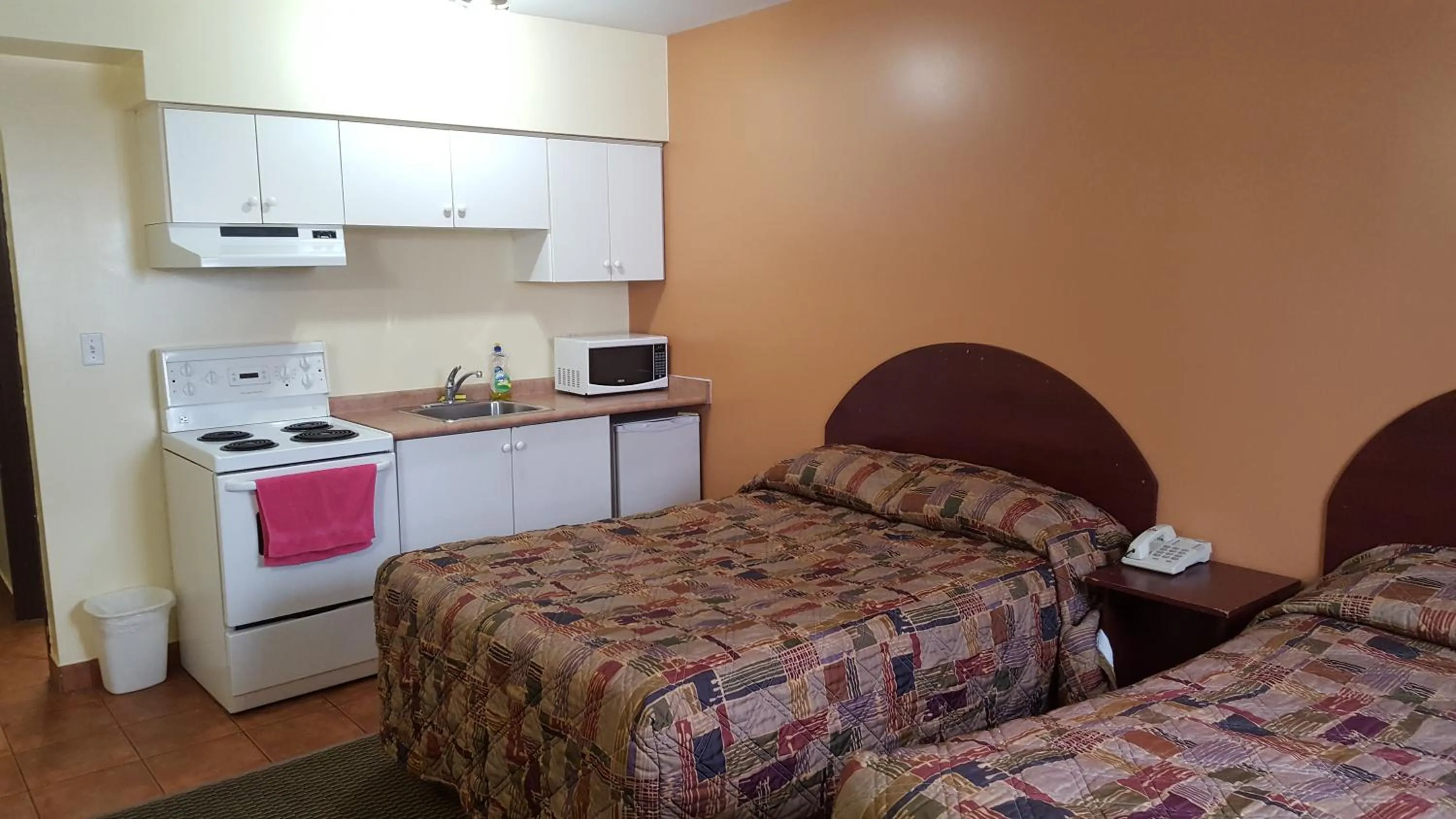 Bed in Royal Windsor Motel