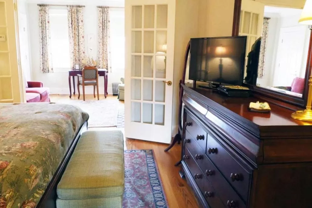 Seating area, Bed in Compass Rose Inn