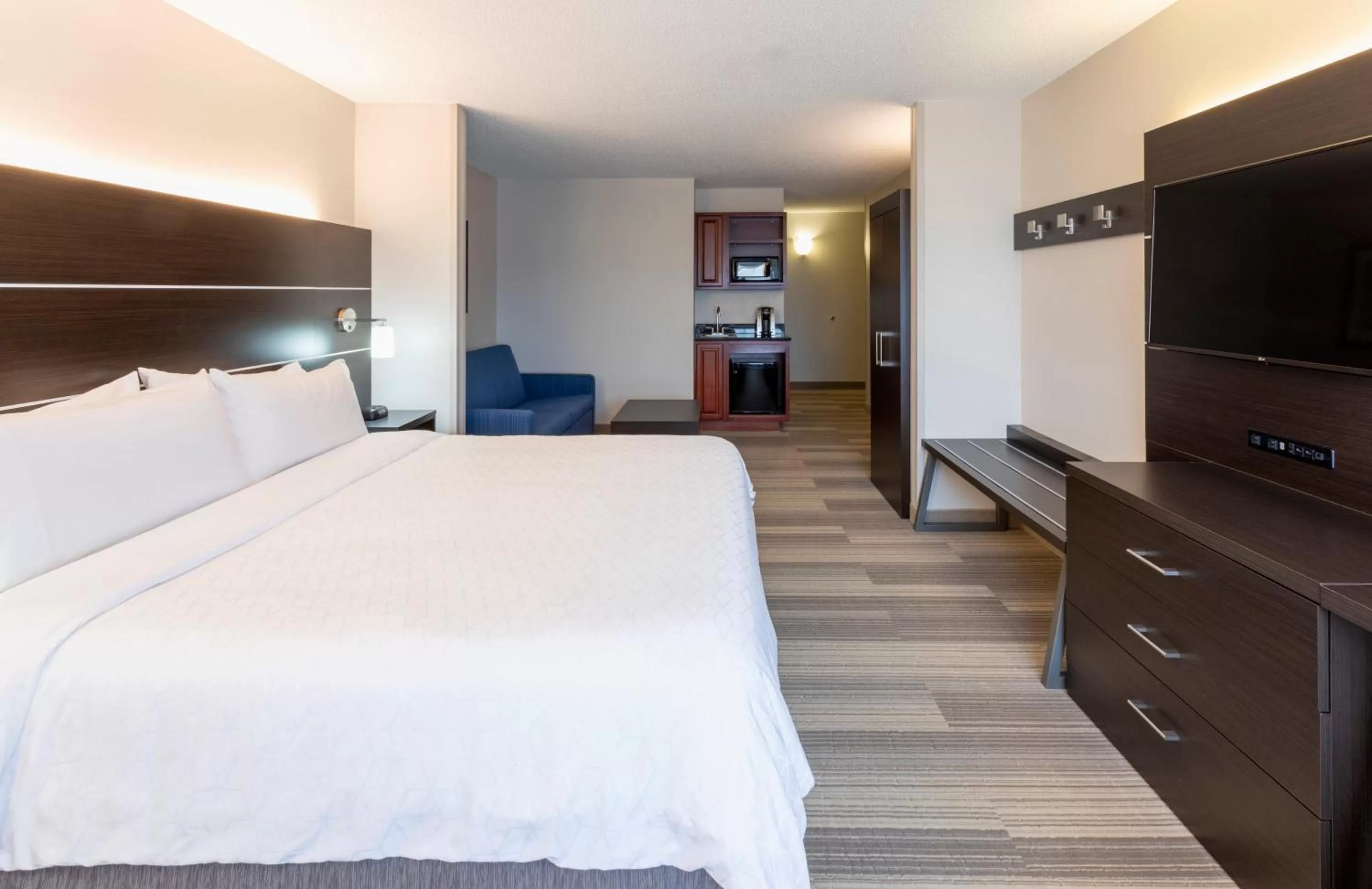 Photo of the whole room, Bed in Holiday Inn Express Hotel & Suites-St. Paul by IHG