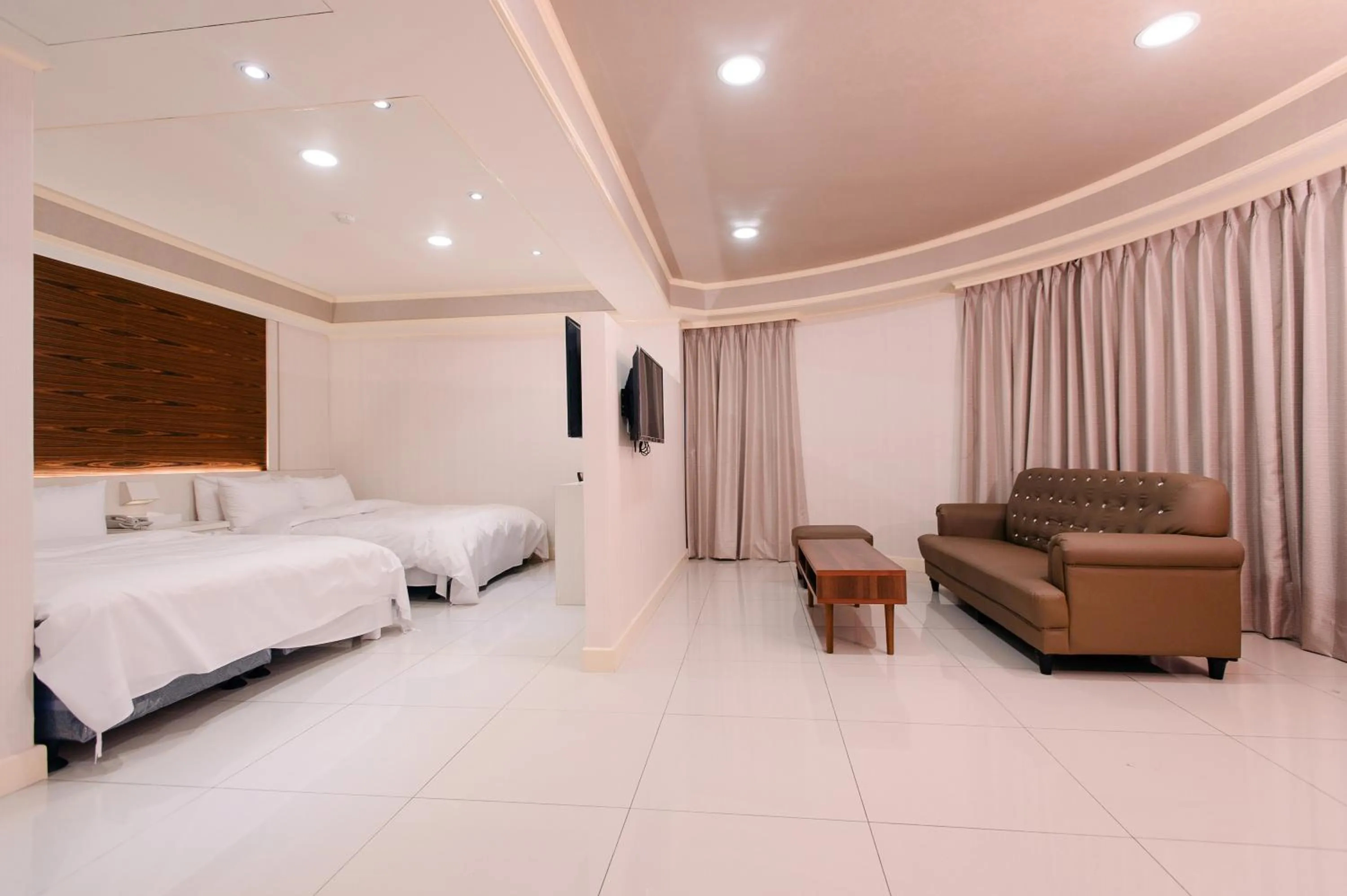 Bedroom, Bed in Duke Business Hotel