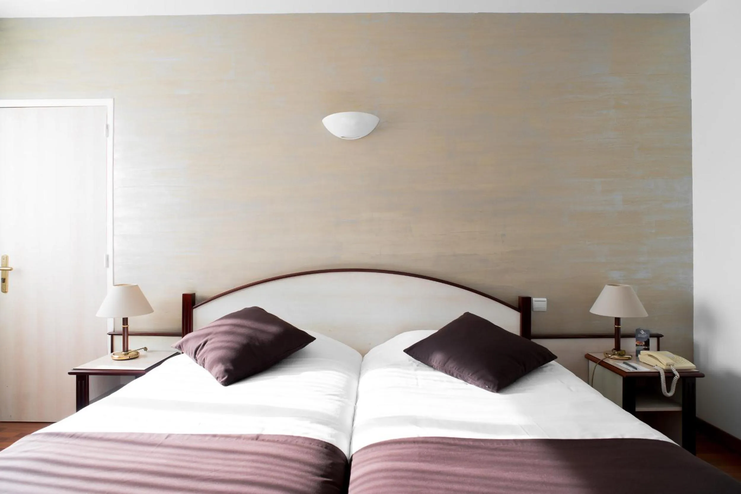 Bedroom, Bed in Hôtel Ariane