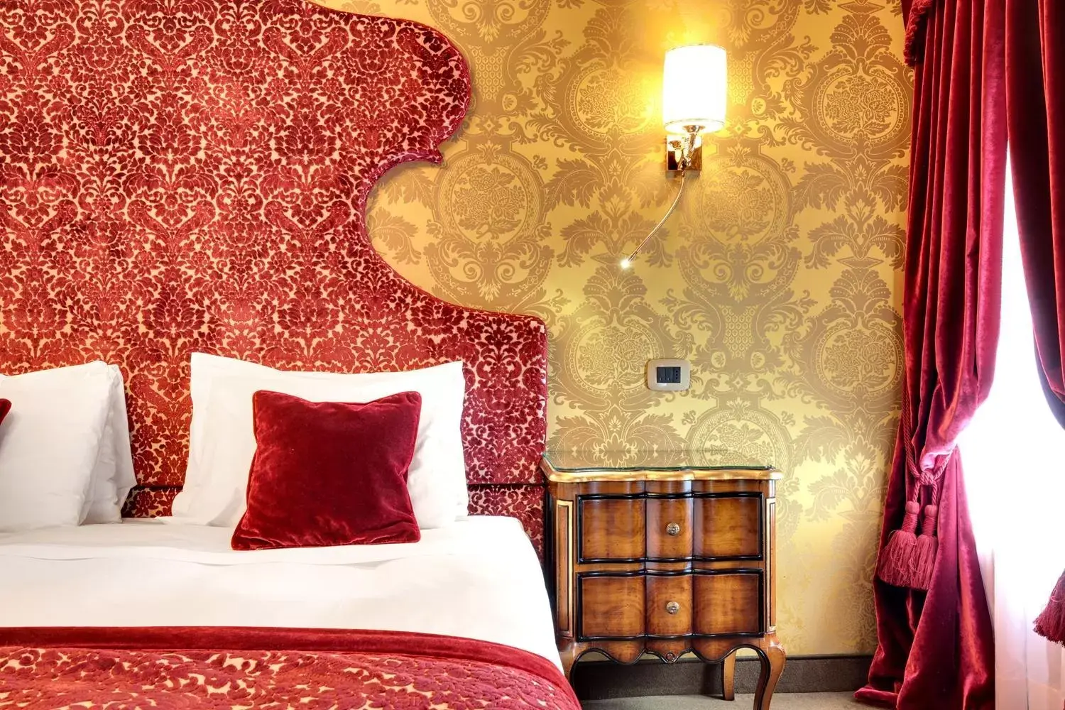 Basic Single Room in Hotel Casanova Basic Single Room in Hotel Casanova