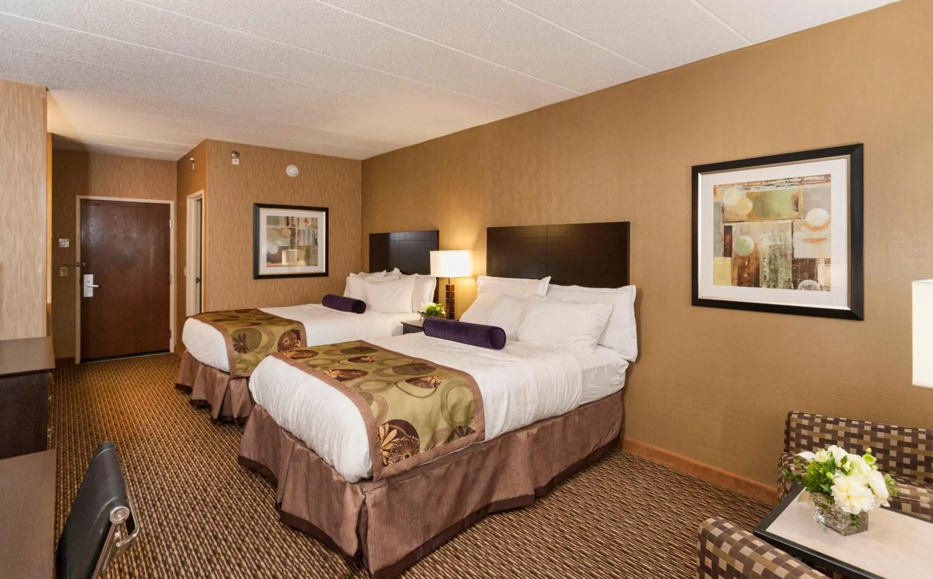 Photo of the whole room, Bed in The Inn on Lake Superior