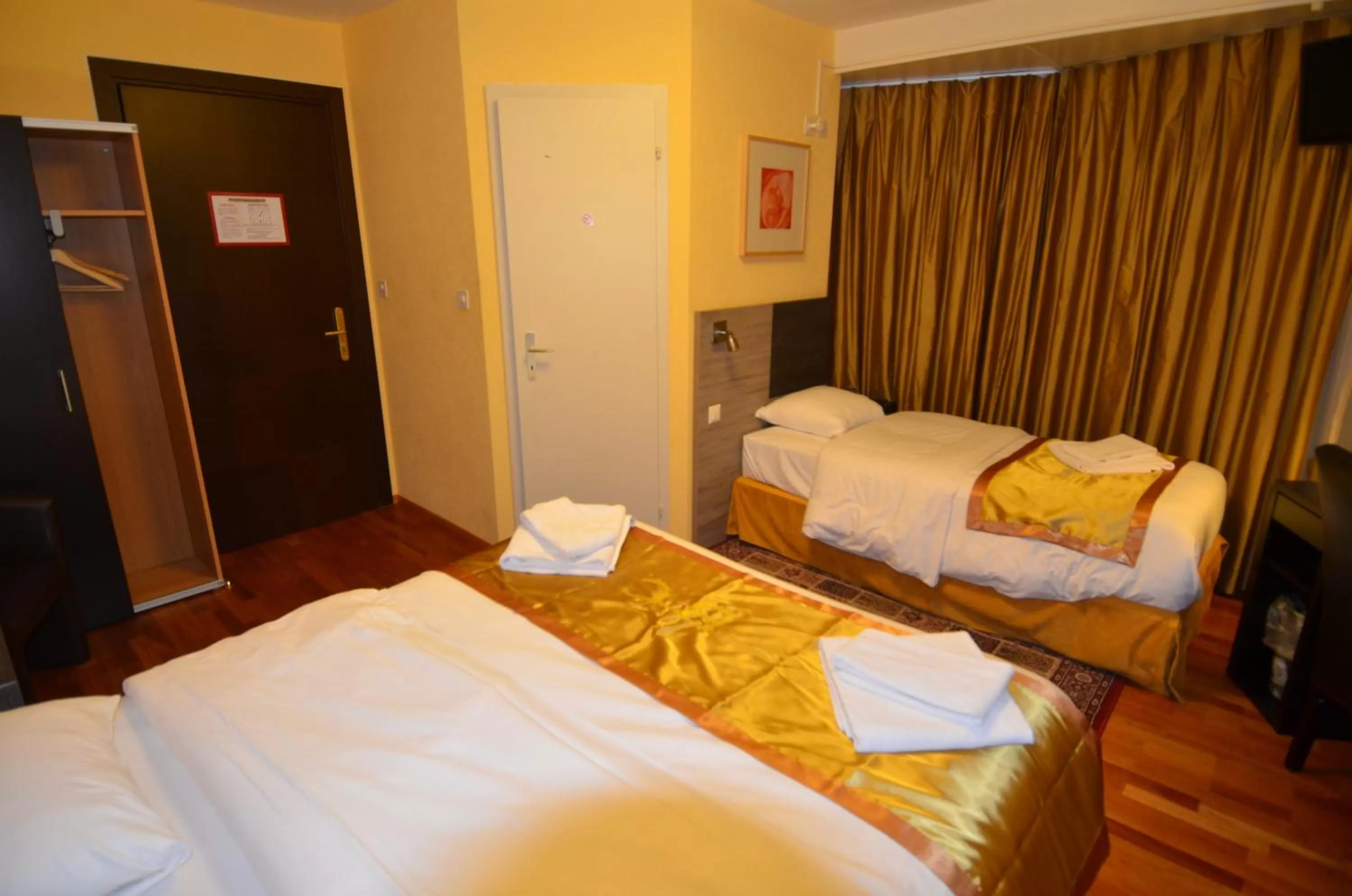 Photo of the whole room, Bed in Beausite