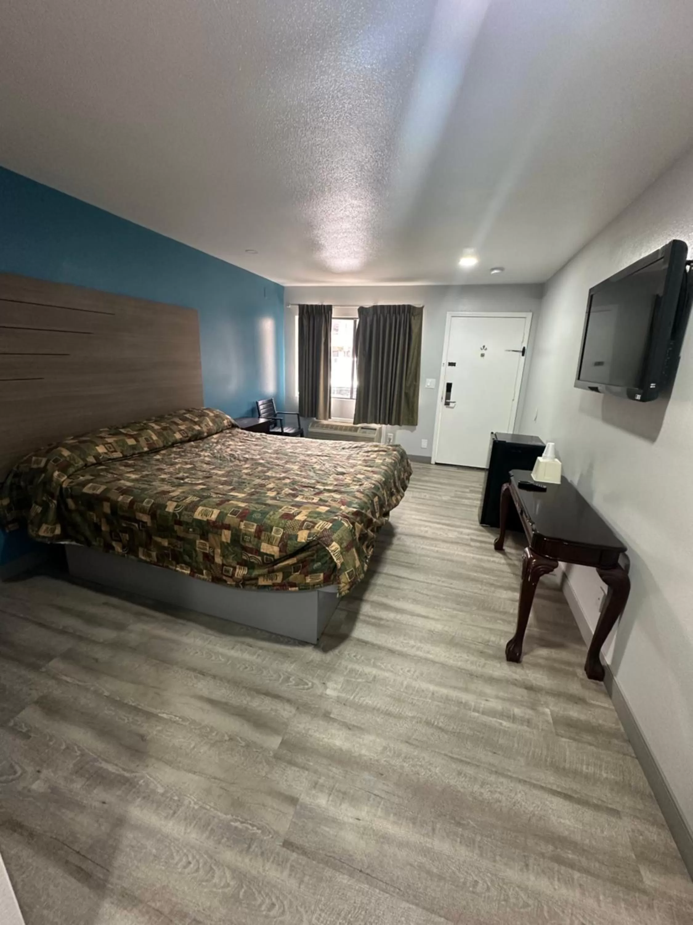 Bed in Palm Inn Hotel near Tyler Mall Riverside