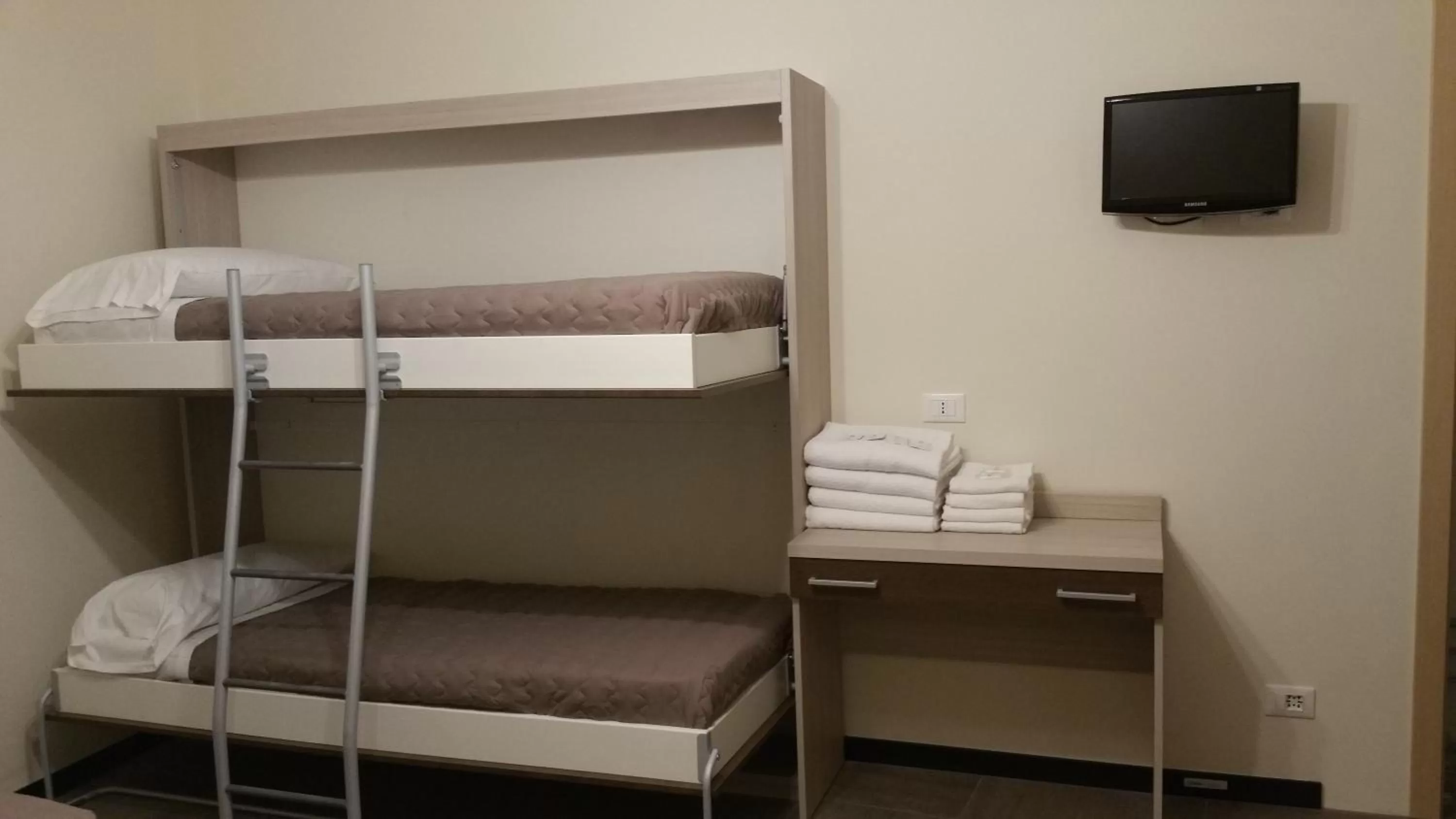 bunk bed, Bed in Hotel Tommaseo