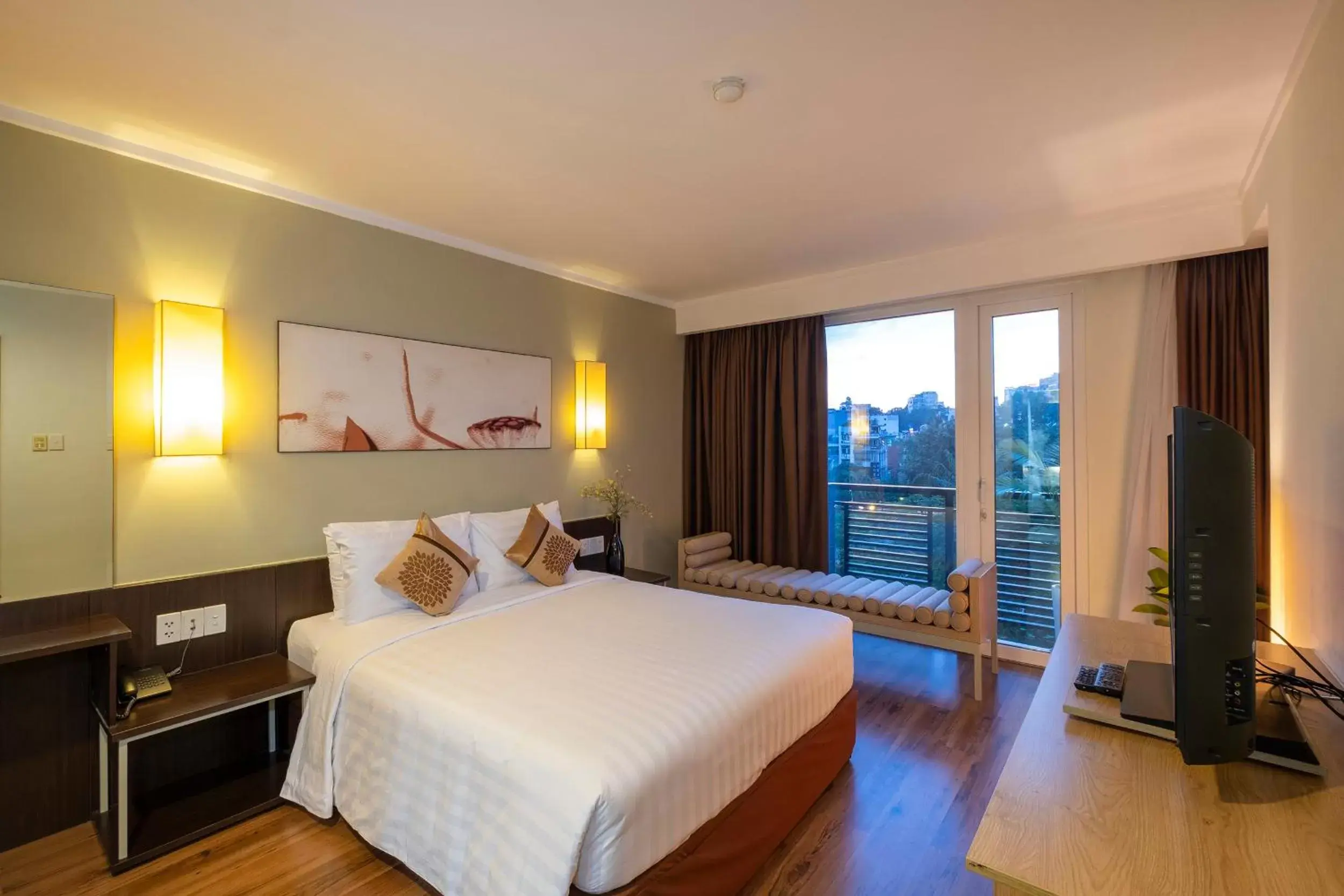 Deluxe Suite with Balcony and City View - single occupancy in Vien Dong Hotel - Near Bui Vien Walking Street Deluxe Suite with Balcony and City View - single occupancy in Vien Dong Hotel - Near Bui Vien Walking Street