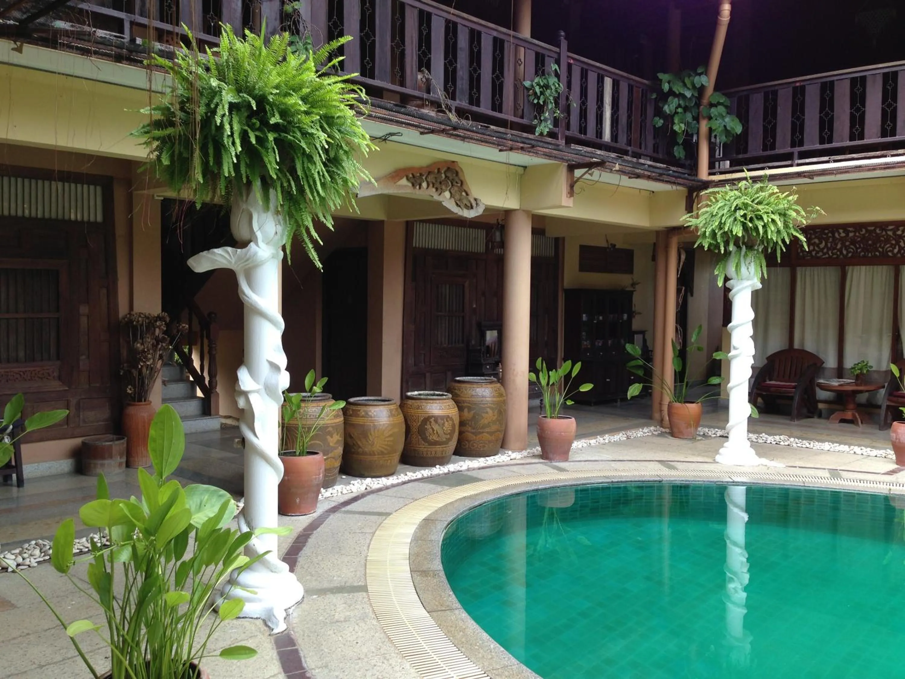 Swimming pool in Ruean Thai Hotel