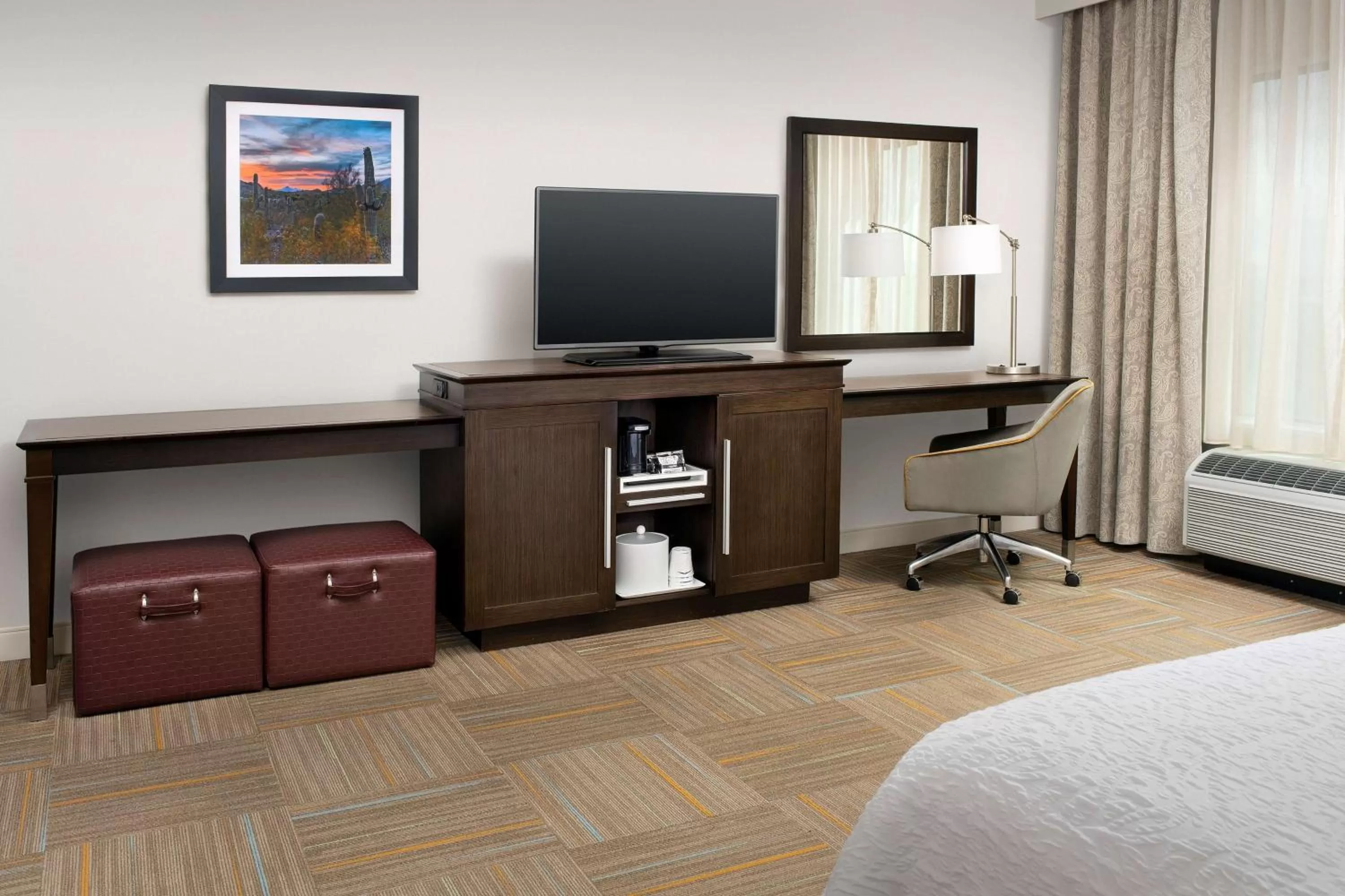 Bedroom, Bed in Hampton Inn & Suites Phoenix/Tempe