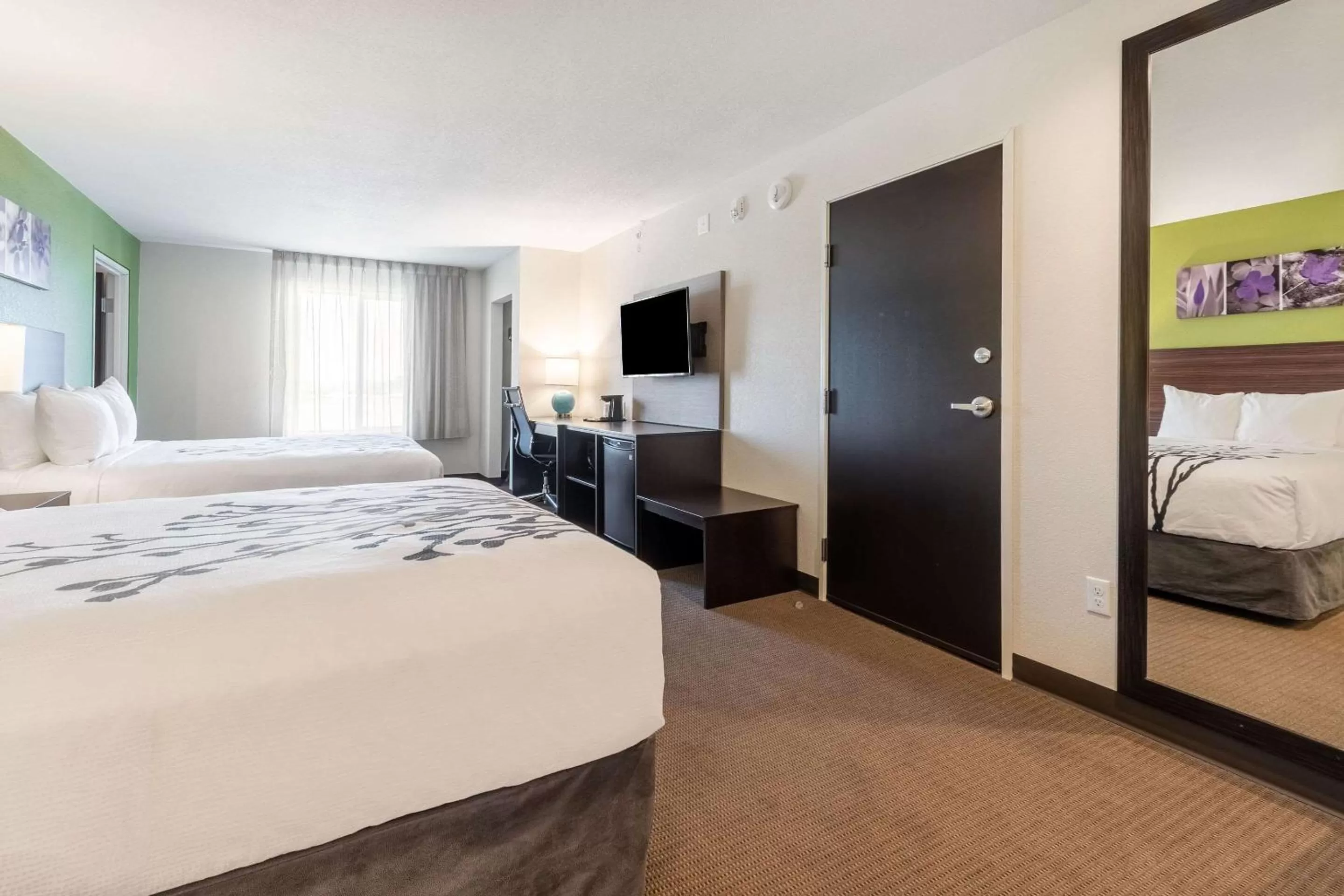 Photo of the whole room, Bed in Sleep Inn Boardman