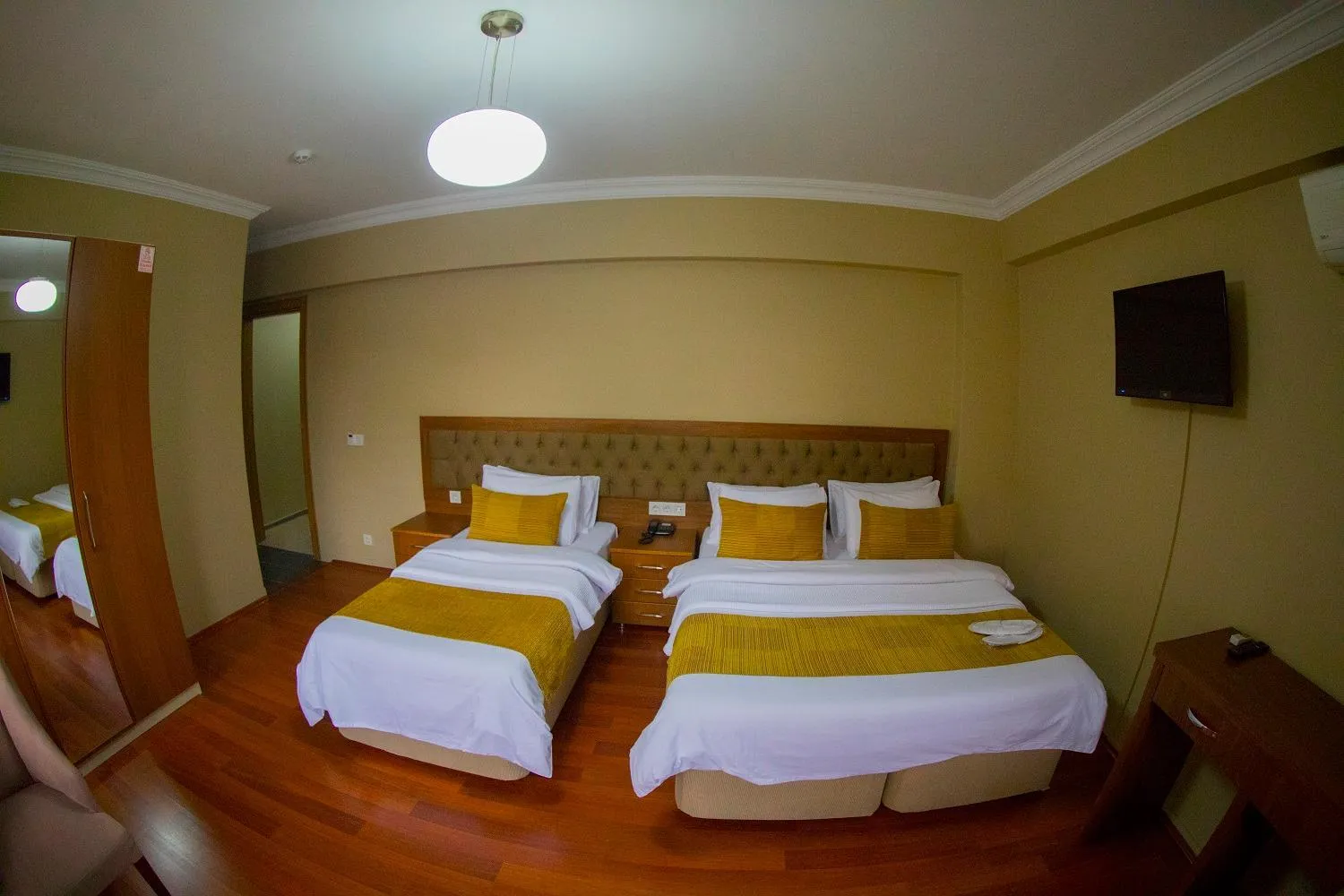 Photo of the whole room, Bed in Ramparts Hotel