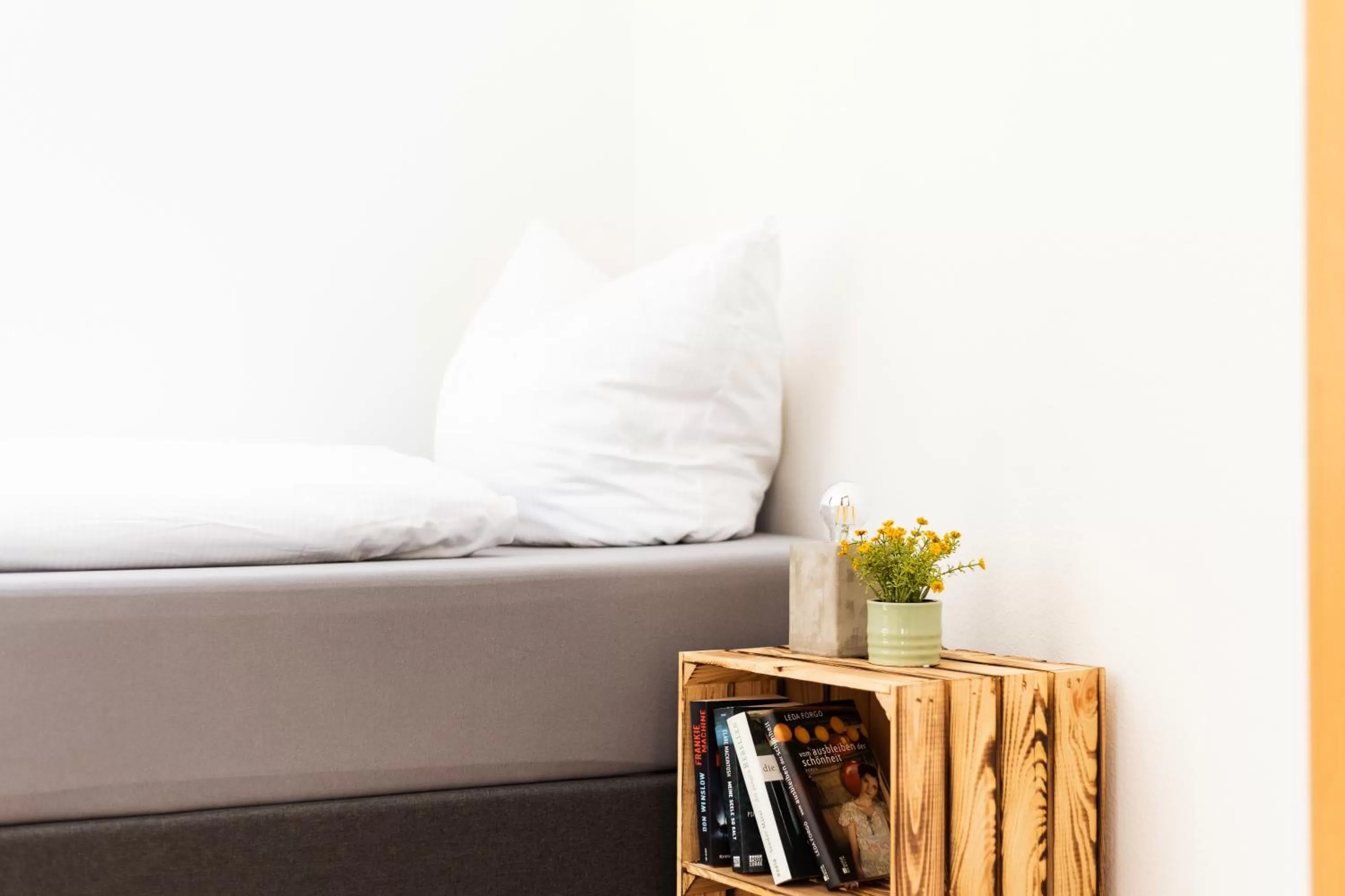 Bed, Seating Area in Ko-Living Space an der Oper - Street Art Design Apartments