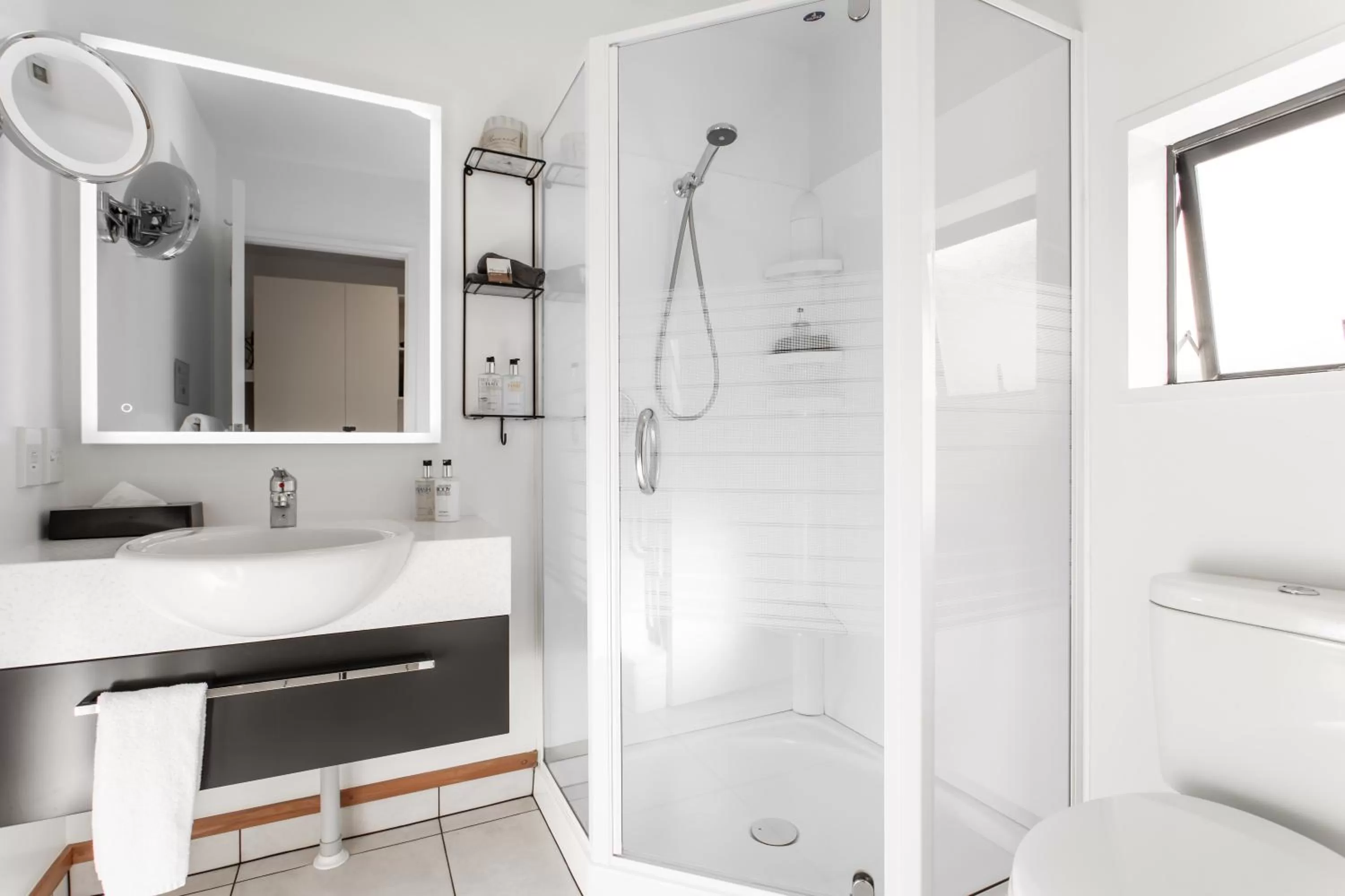 Bathroom in Palms Motel