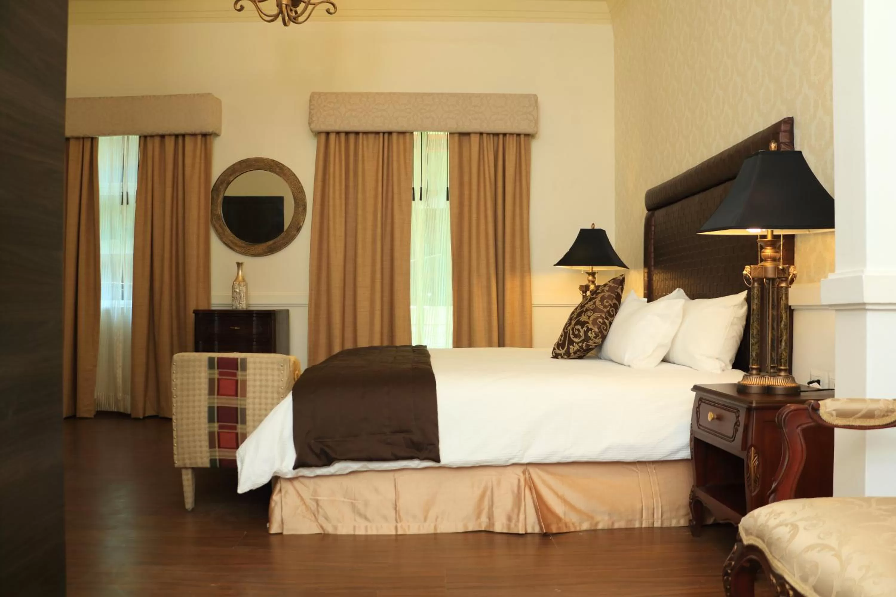 Photo of the whole room, Bed in Presidente Boutique